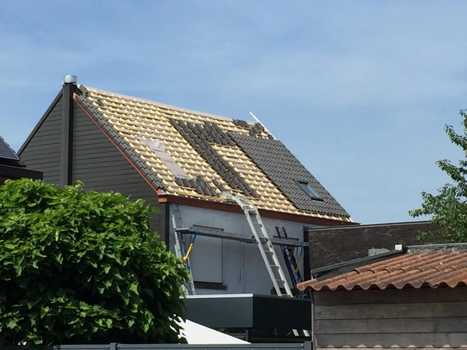 Dakvernieuwing met gele dakpannen