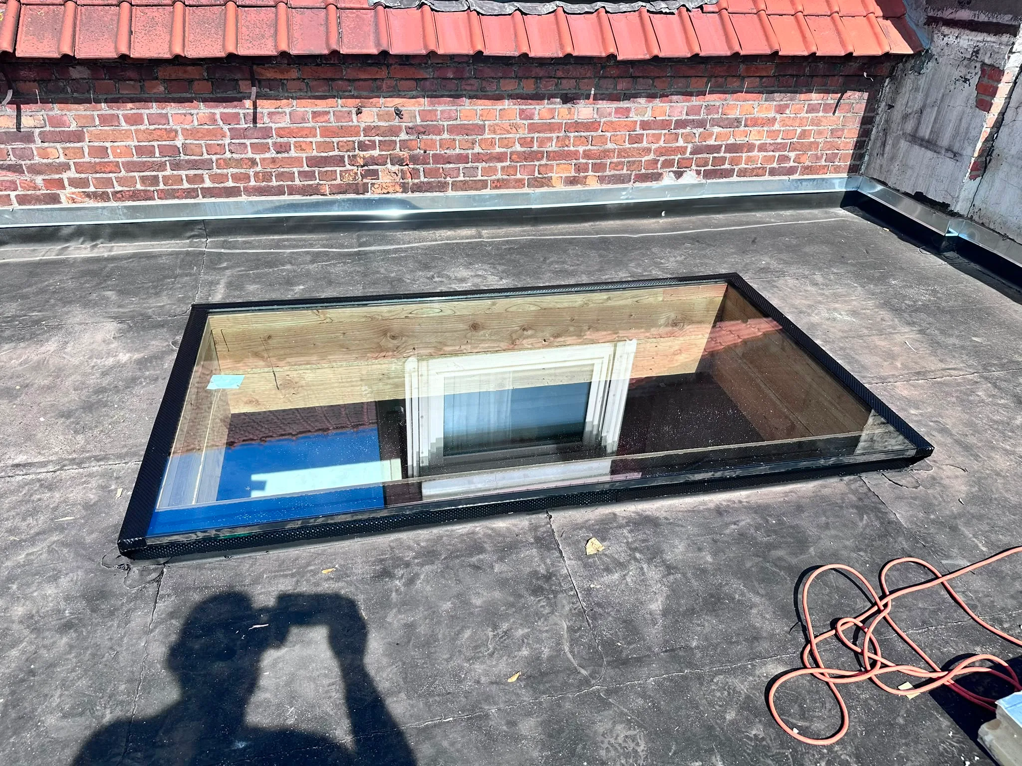 Dakvenster installatie op plat dak