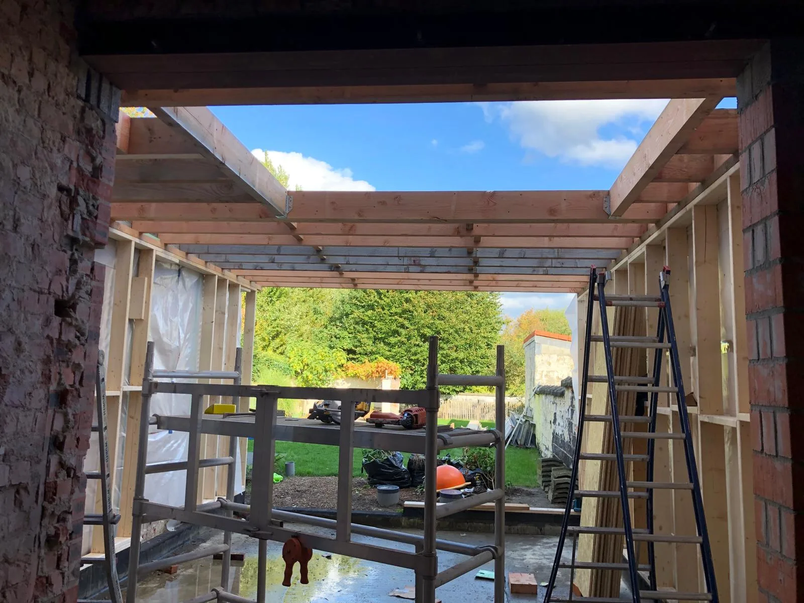 Dakbouwwerk met houten frameconstuctie in voorbereiding