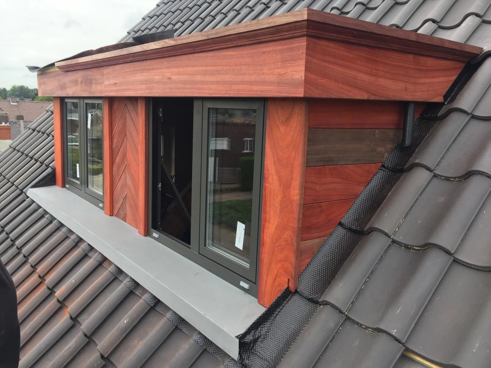 Moderne dakopbouw met houten afwerking