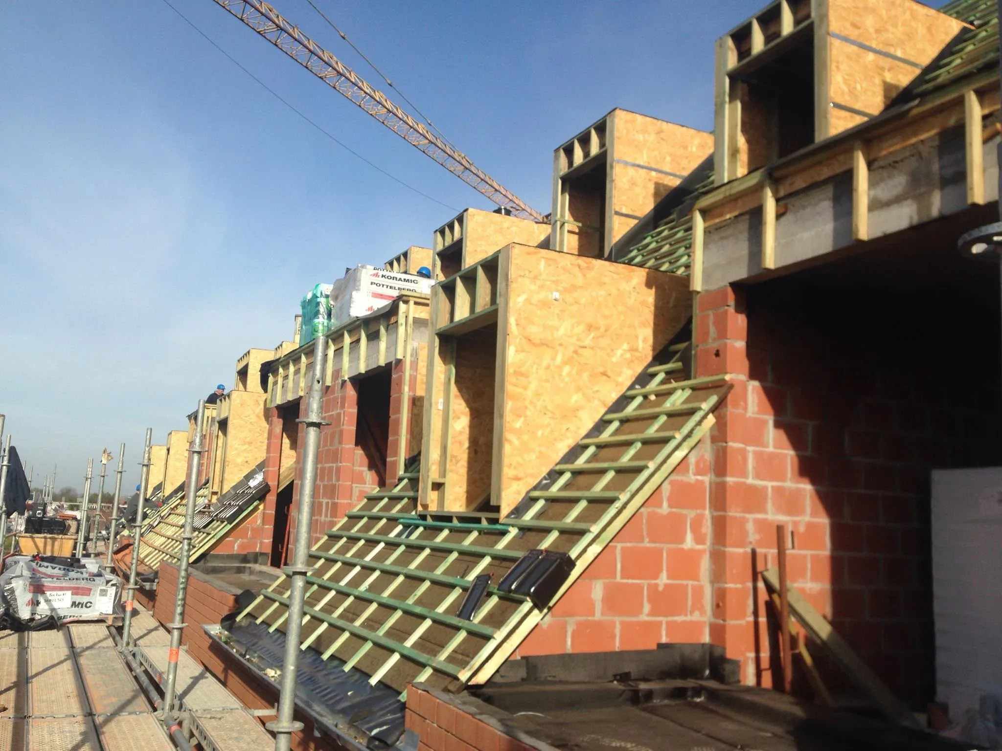 Dakwerken meerdere woningen in uitvoering