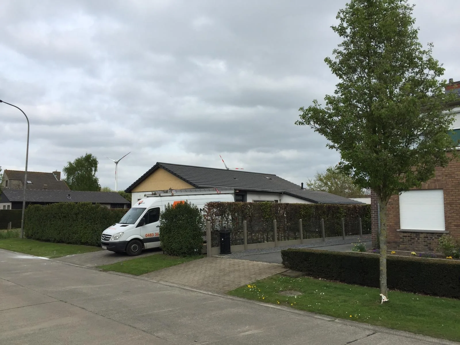 Moderne carport en dak op woonhuis