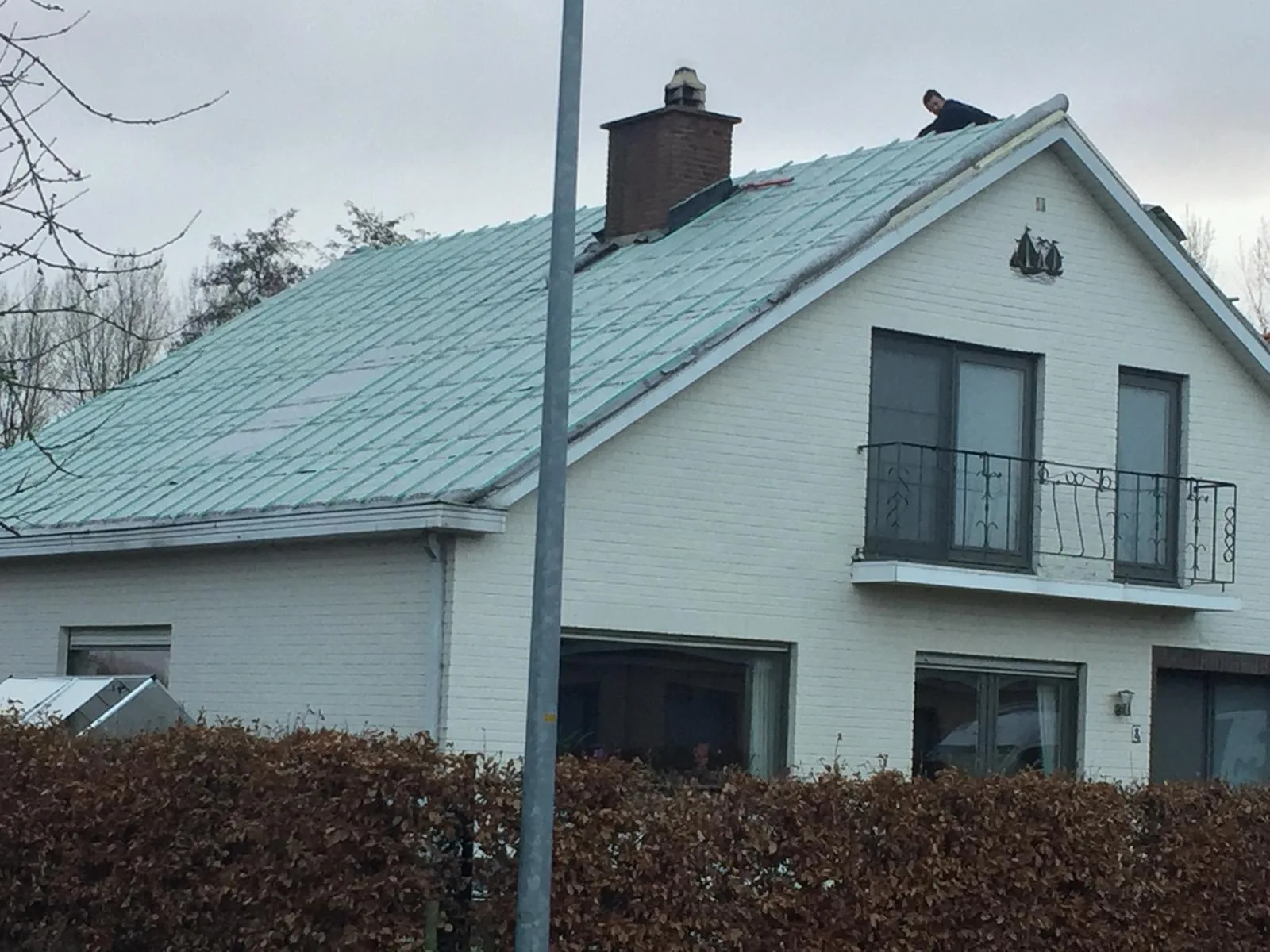 Moderne woning met turquoise metalen dak
