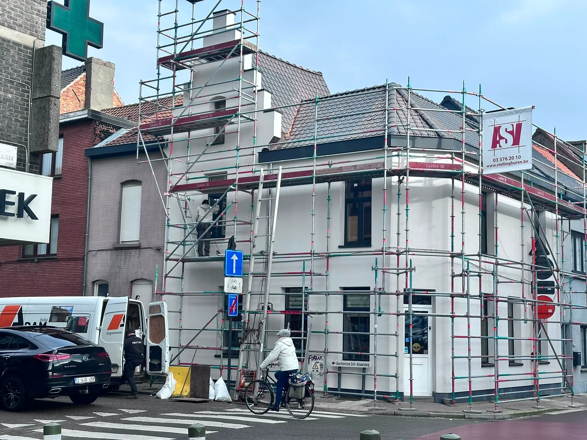 Gevelrenovatie met dakwerk in uitvoering