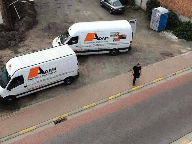 Twee ADAM bedrijfswagens op werklocatie