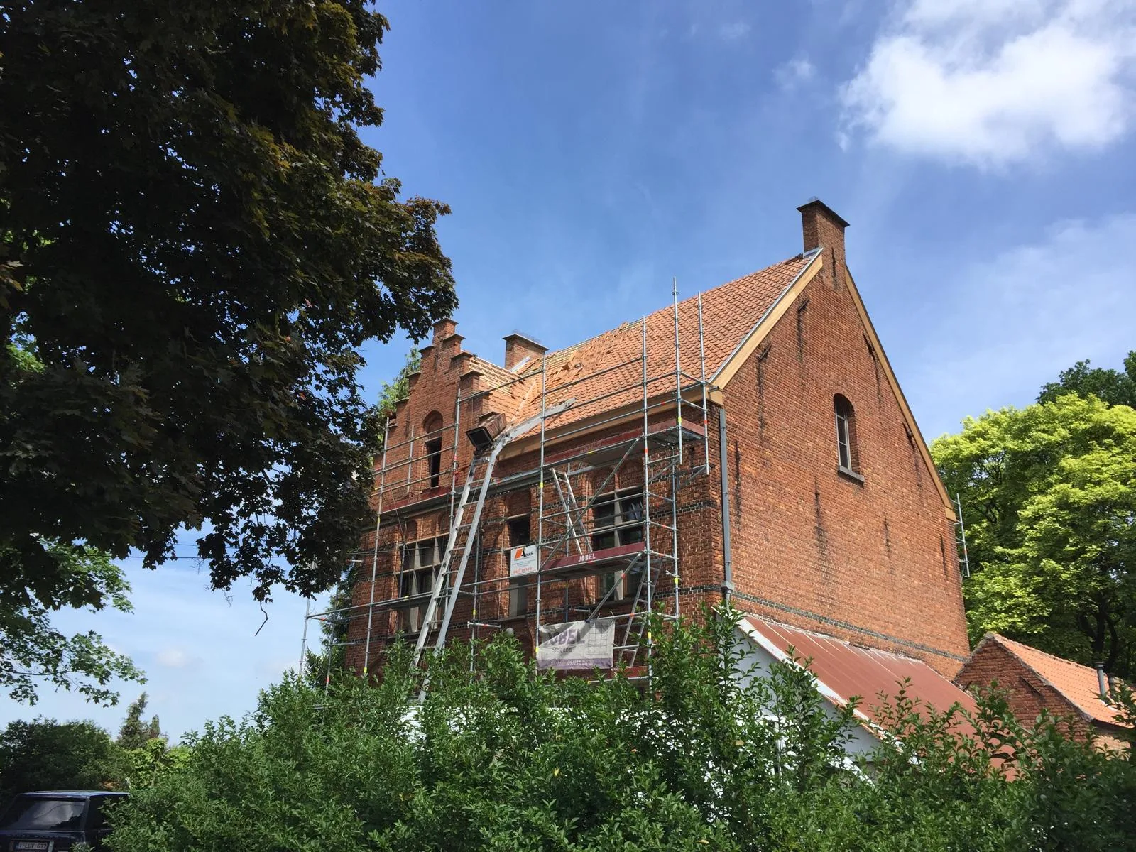 Dakwerk aan traditioneel bakstenen woonhuis