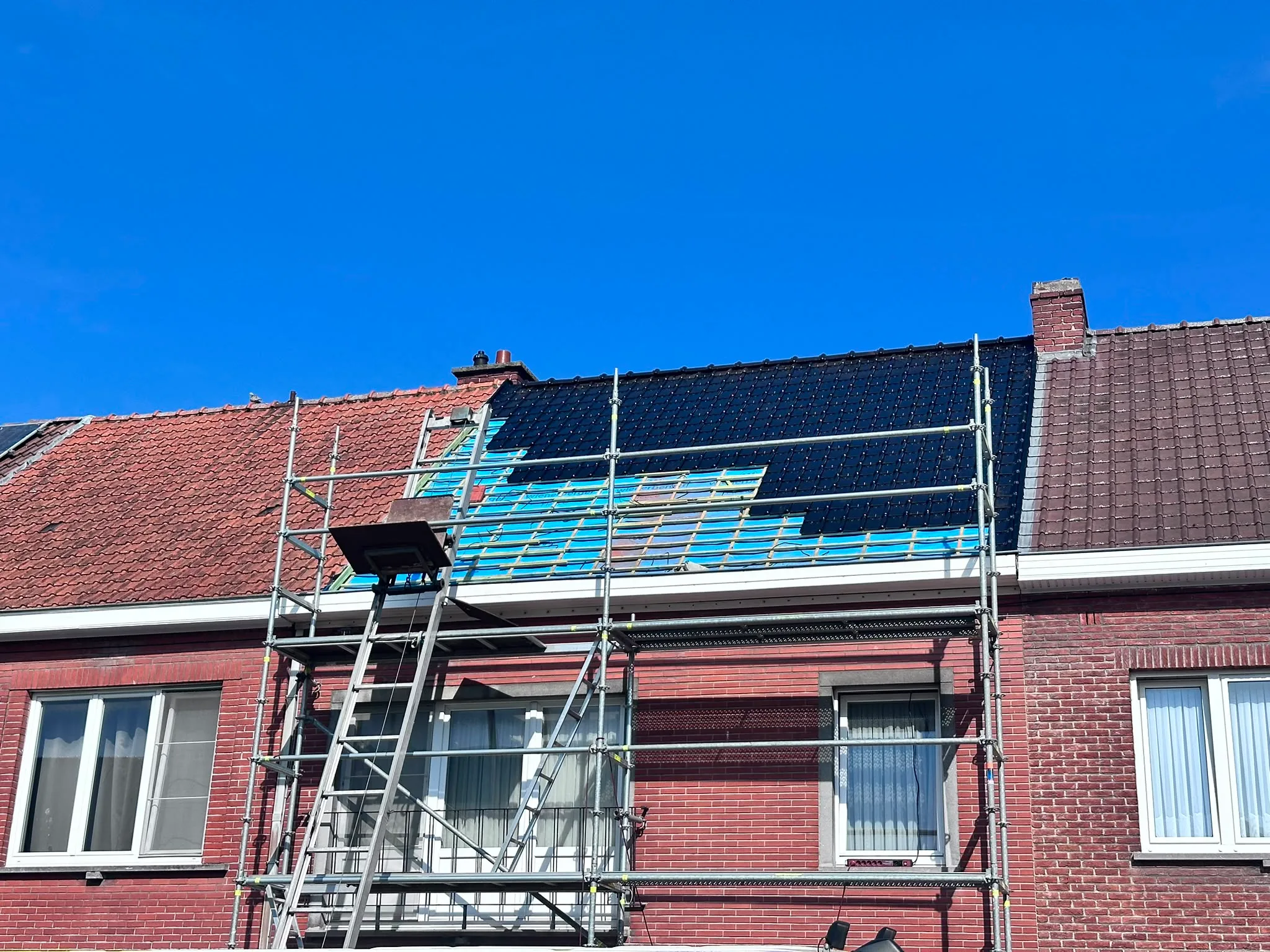 Dakwerk renovatie op bakstenen woning