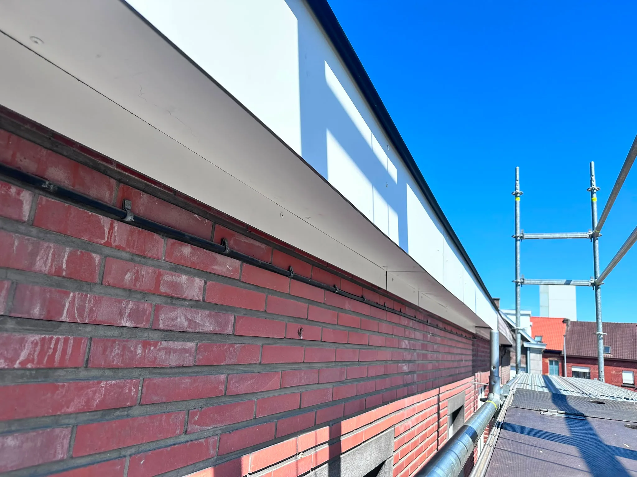Gemoderniseerd woongebouw met nieuw dak