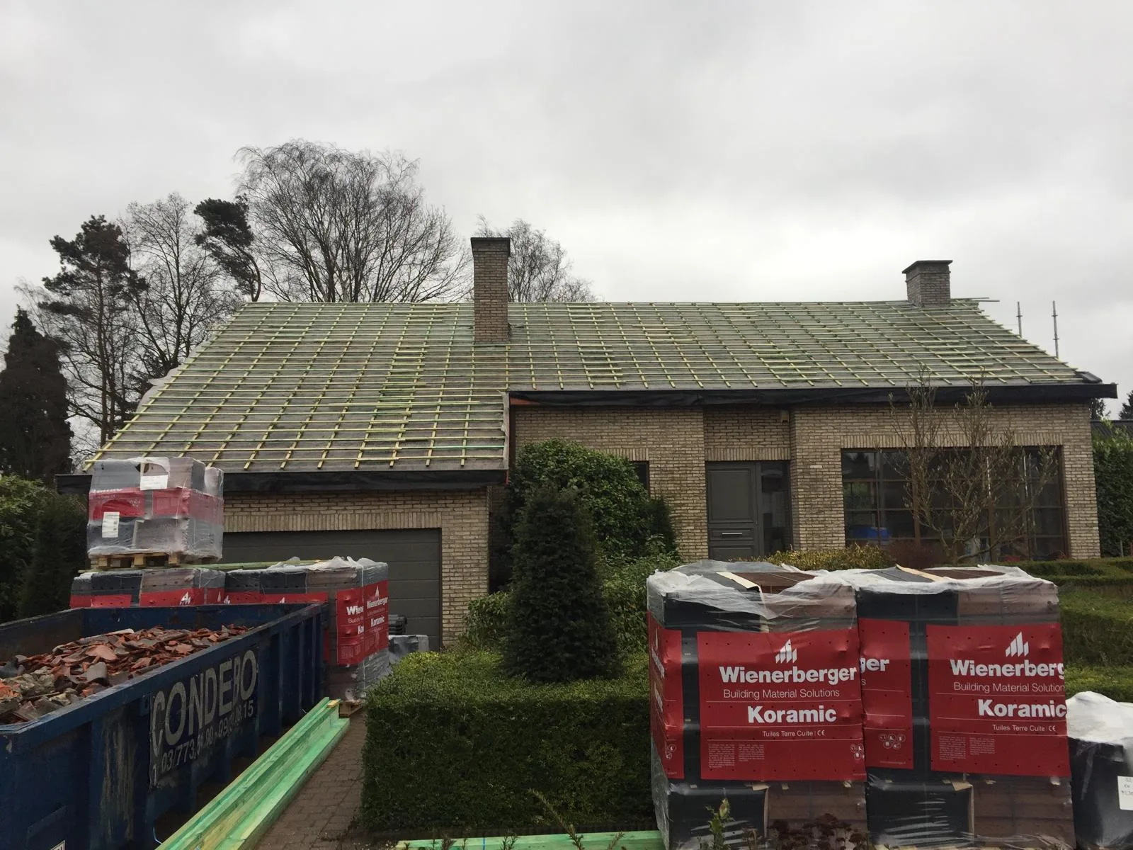 Nieuw dak met groene pannen geplaatst