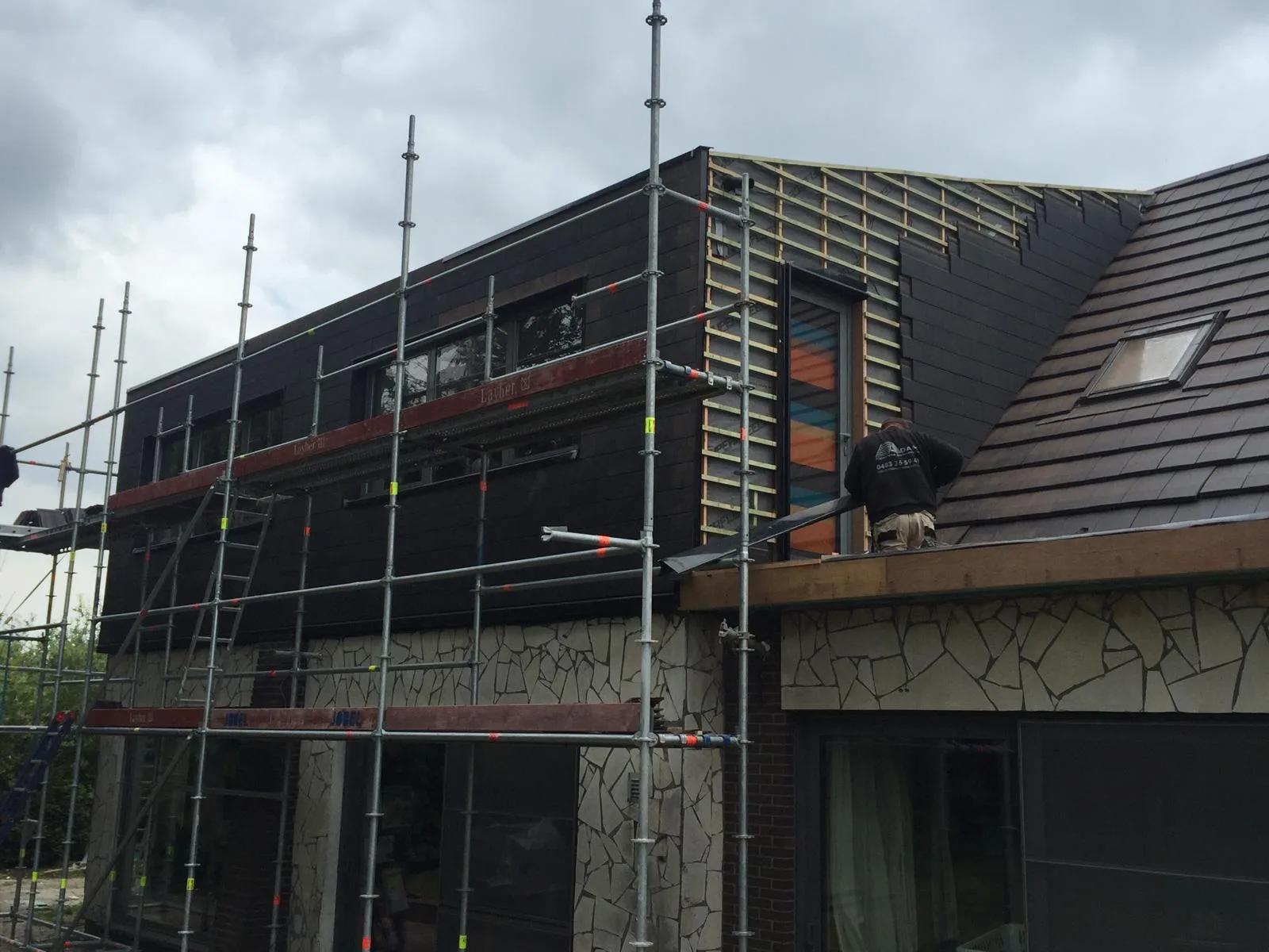 Dakwerk op moderne woning in renovatie