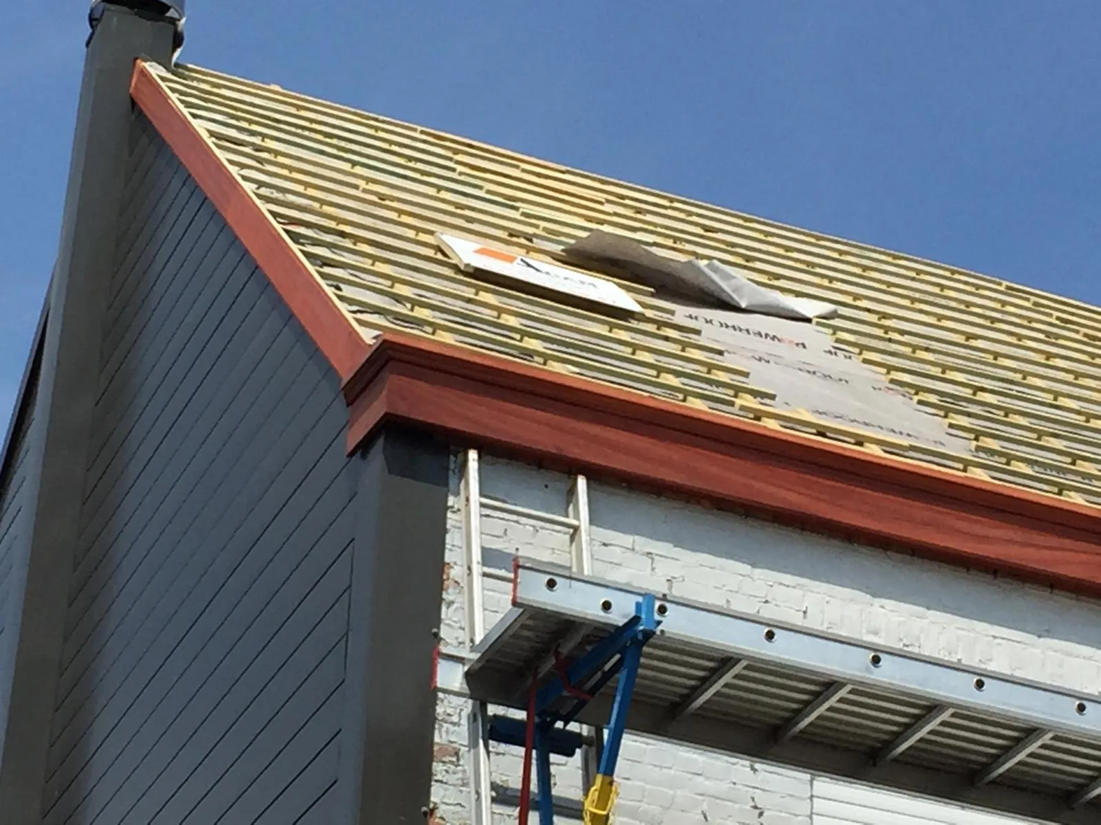 Dak renovatie met gele dakbedekking