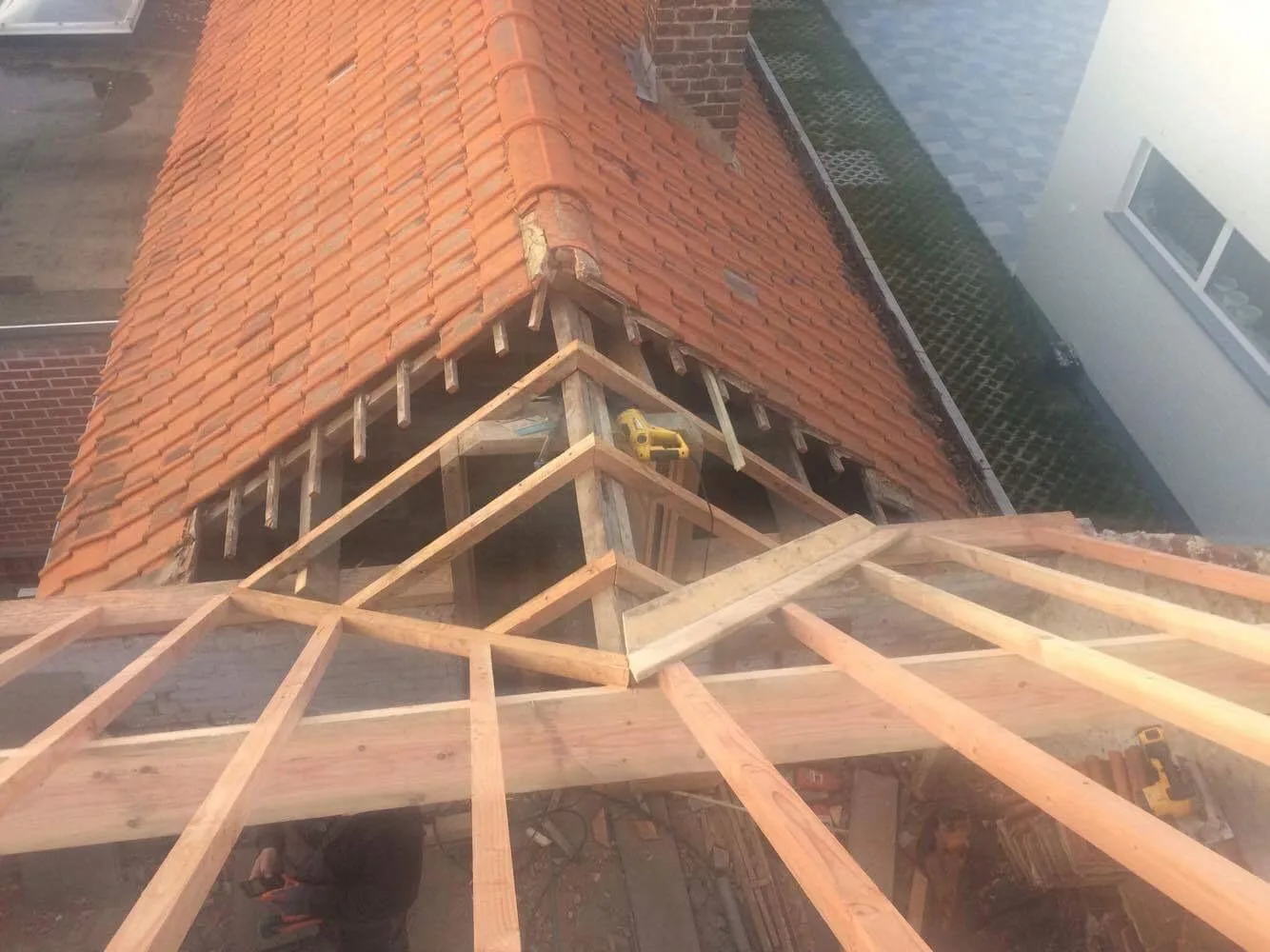 Dakdekking renovatie met houten spanten