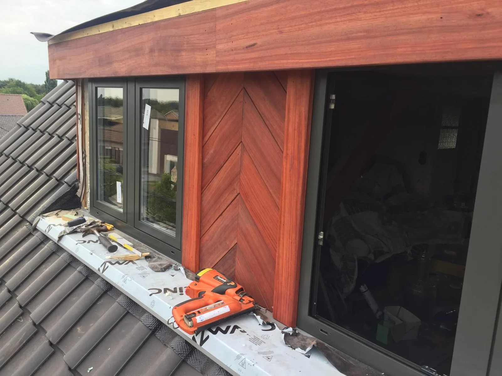Daksanering met rode metalen bekleding