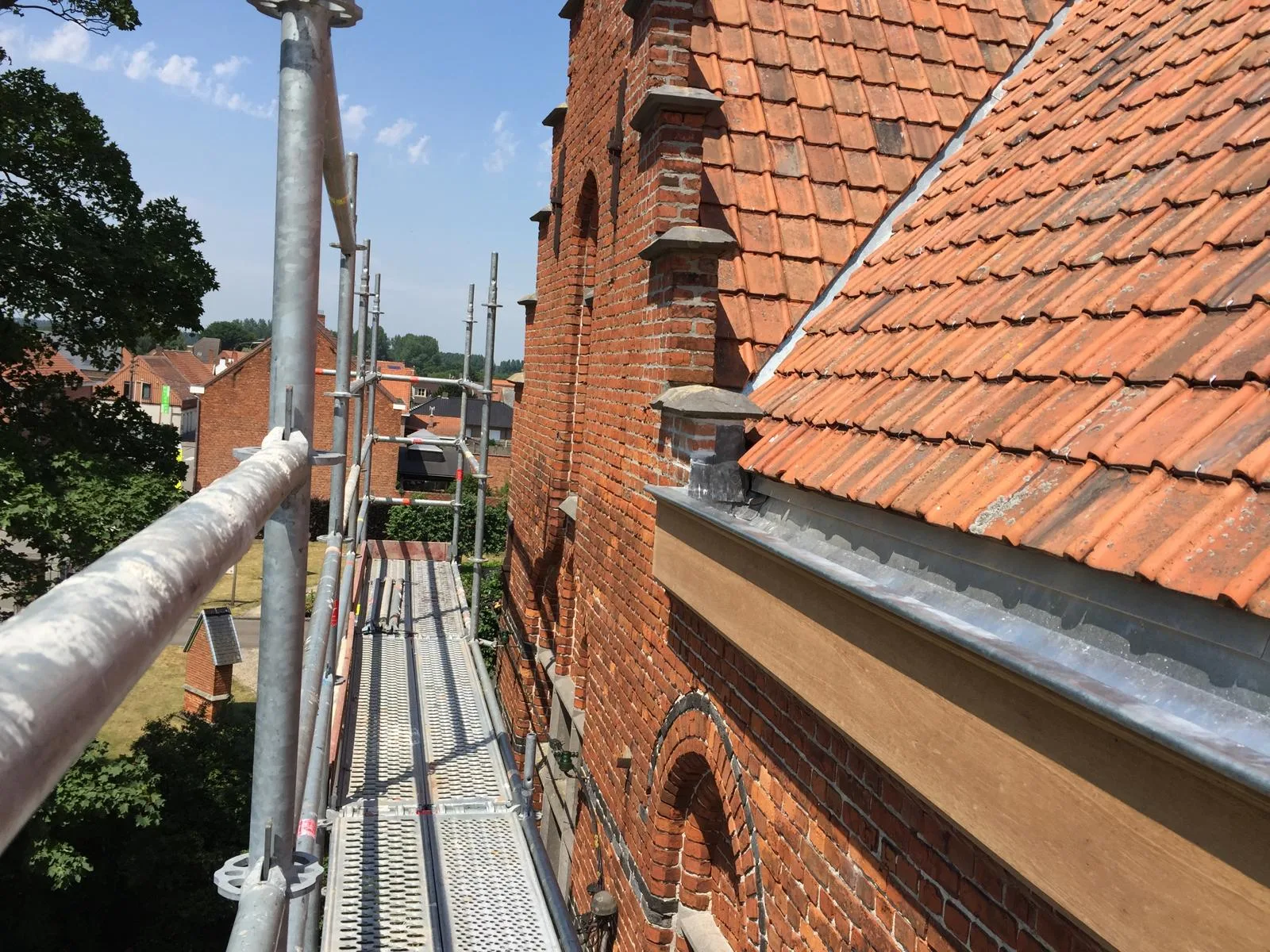 Dakwerken in uitvoering met steigers