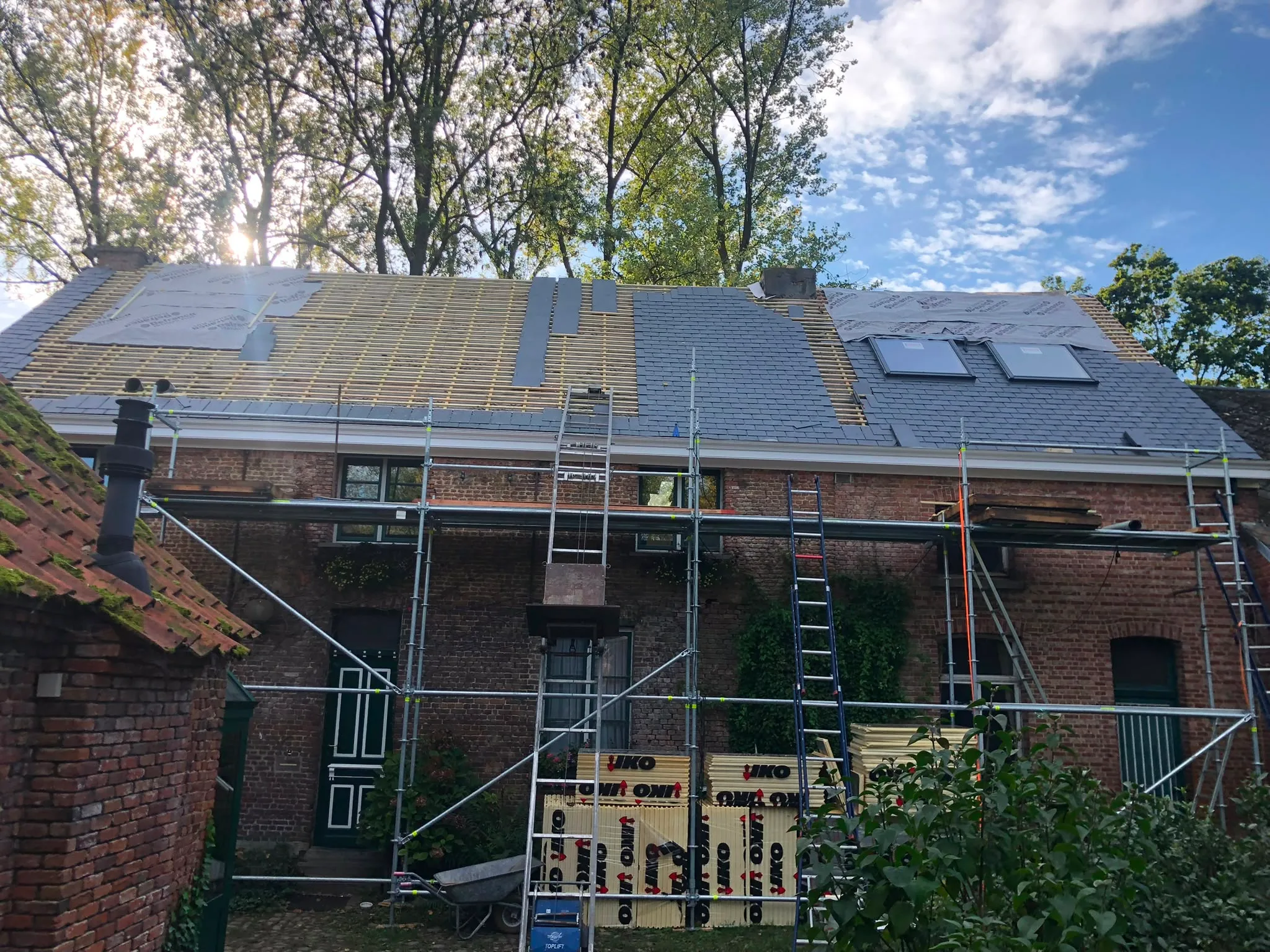 Dakherstel bakstenen woning met steiger