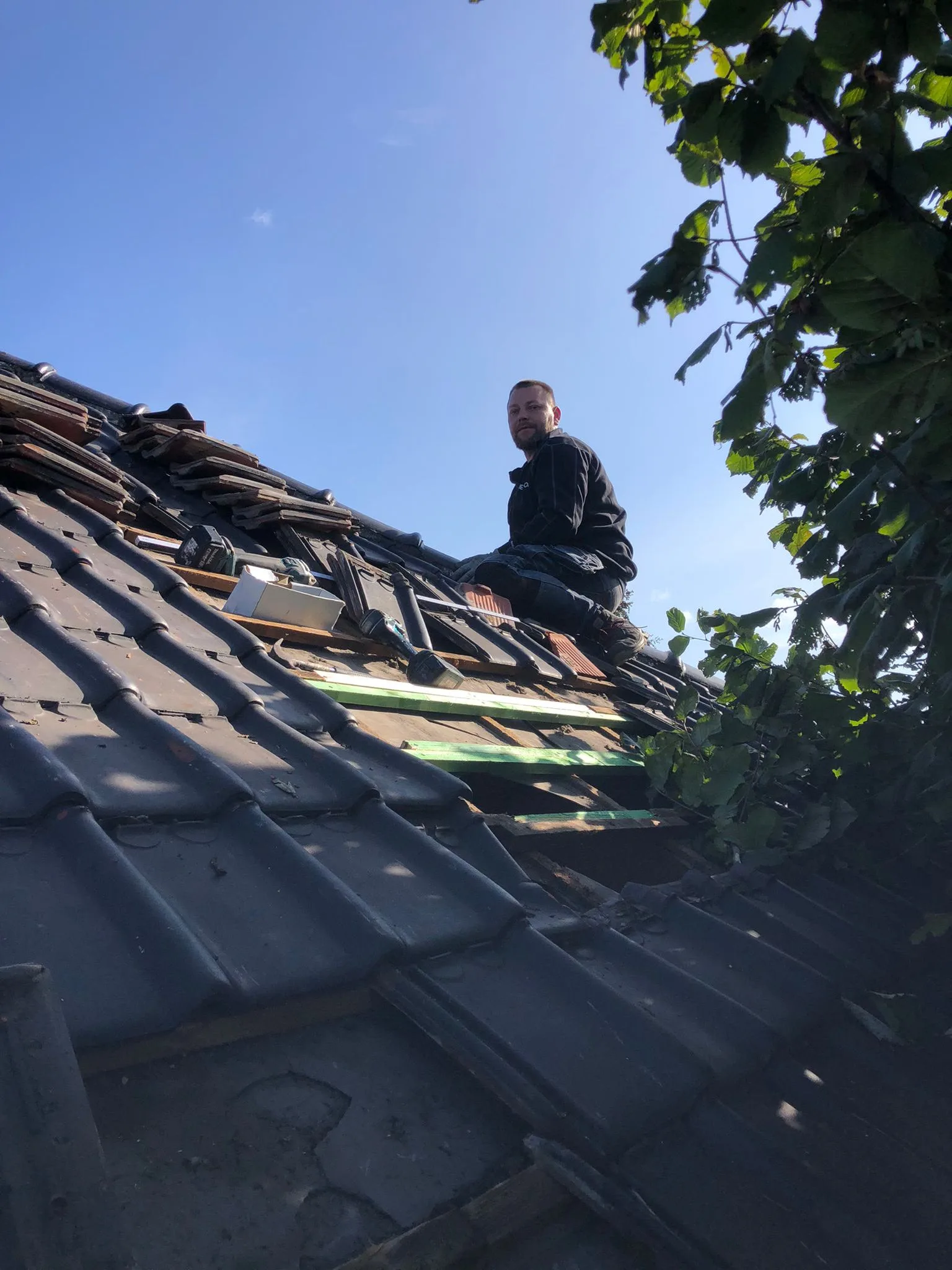 Dakwerker aan steildak reparatie