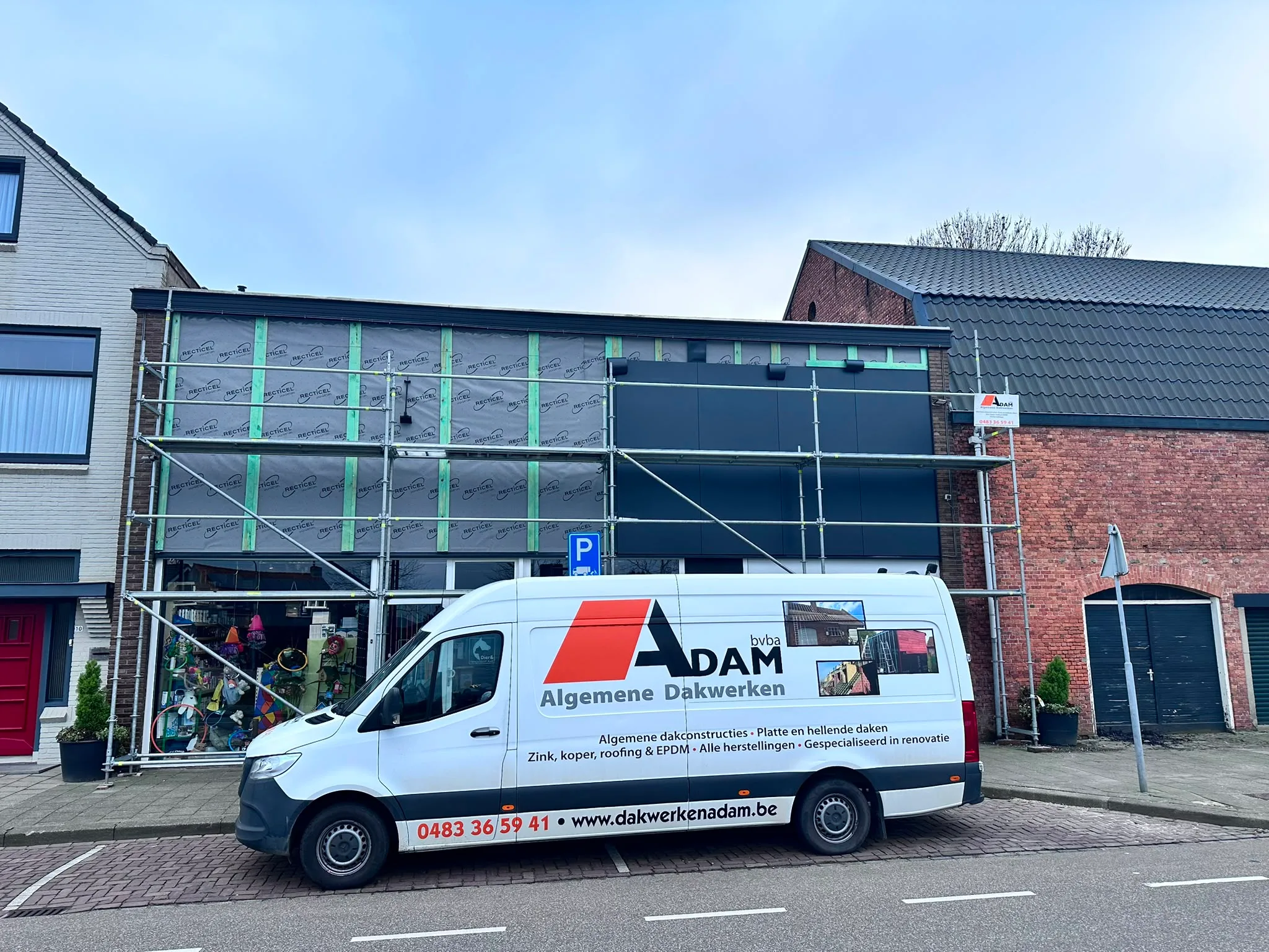 Dakwerken bedrijfswagen bij renovatie bouwplaats