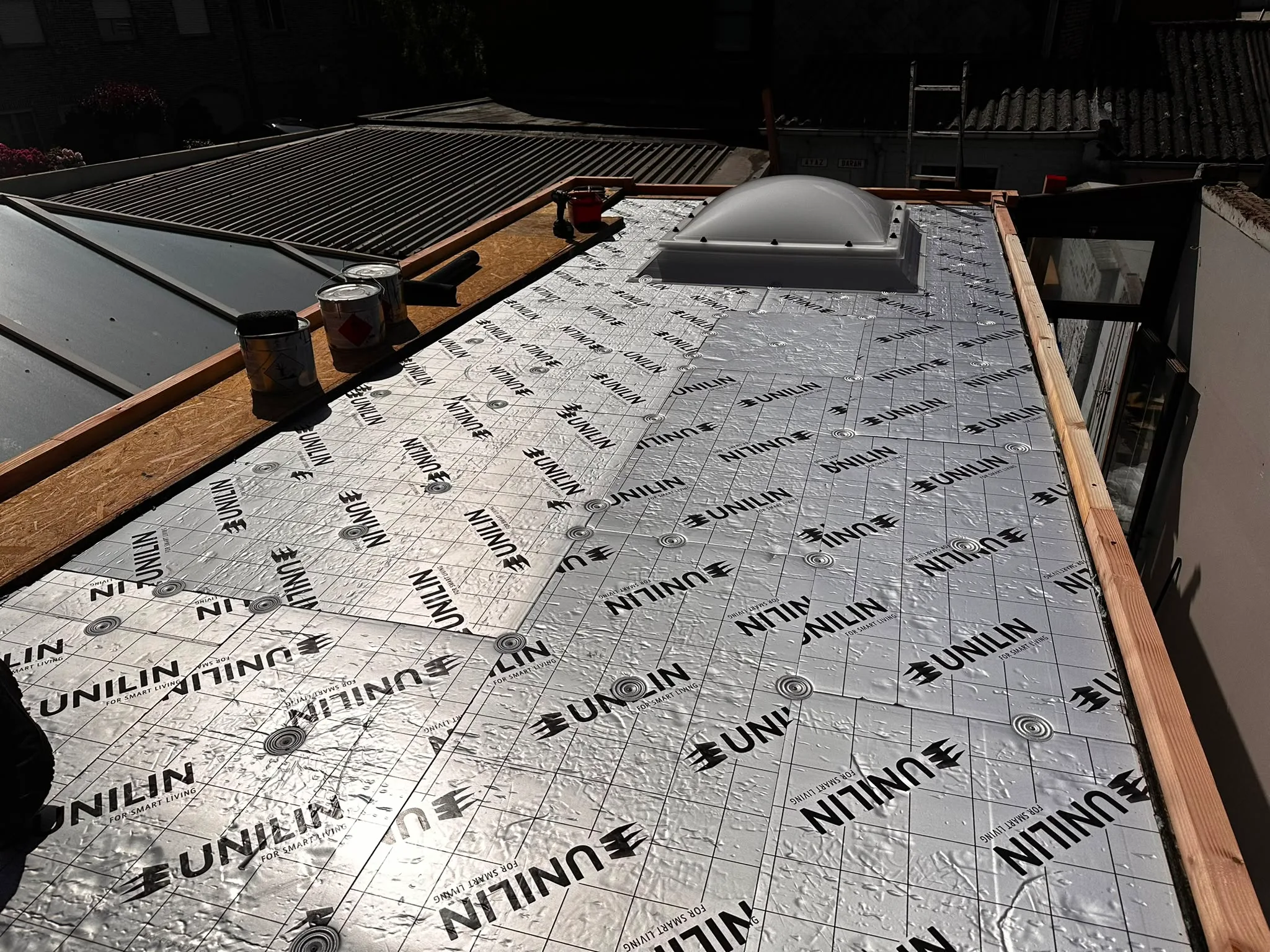 Dakwerk met UNILIN dakbedekking en ventilatiepijp