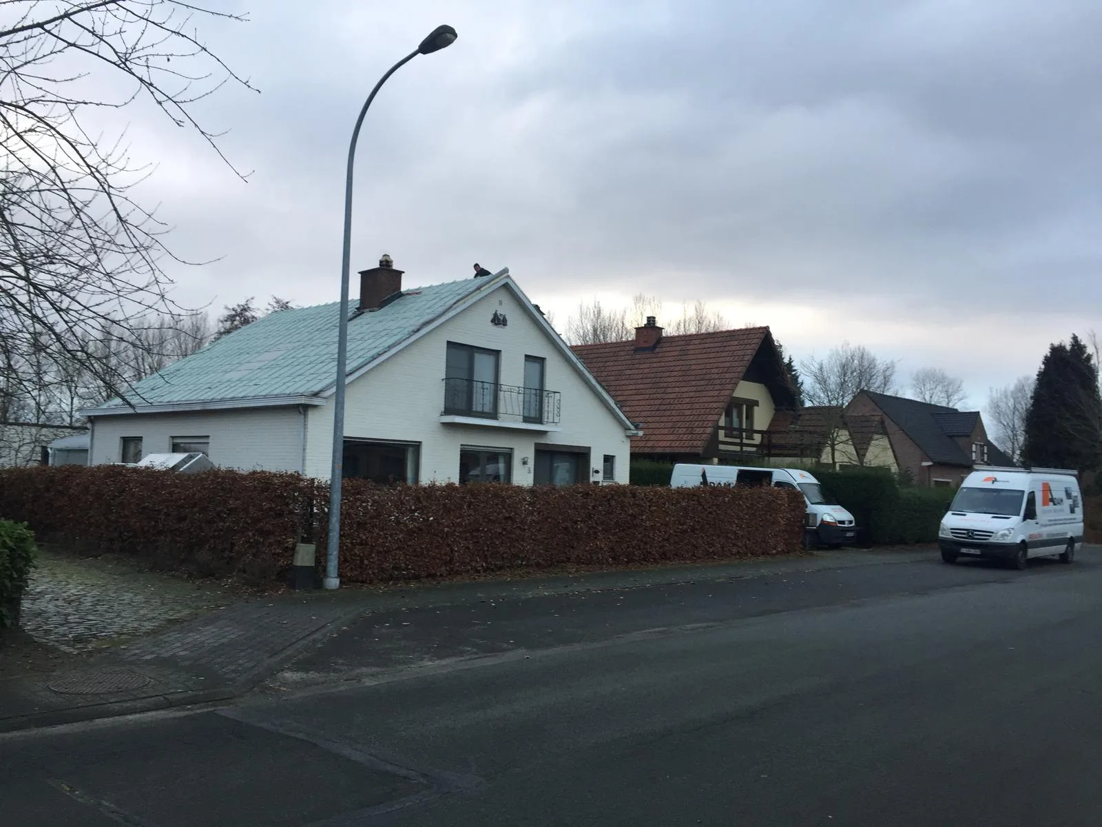 Woonhuis met modern turquoise dak gerenoveerd