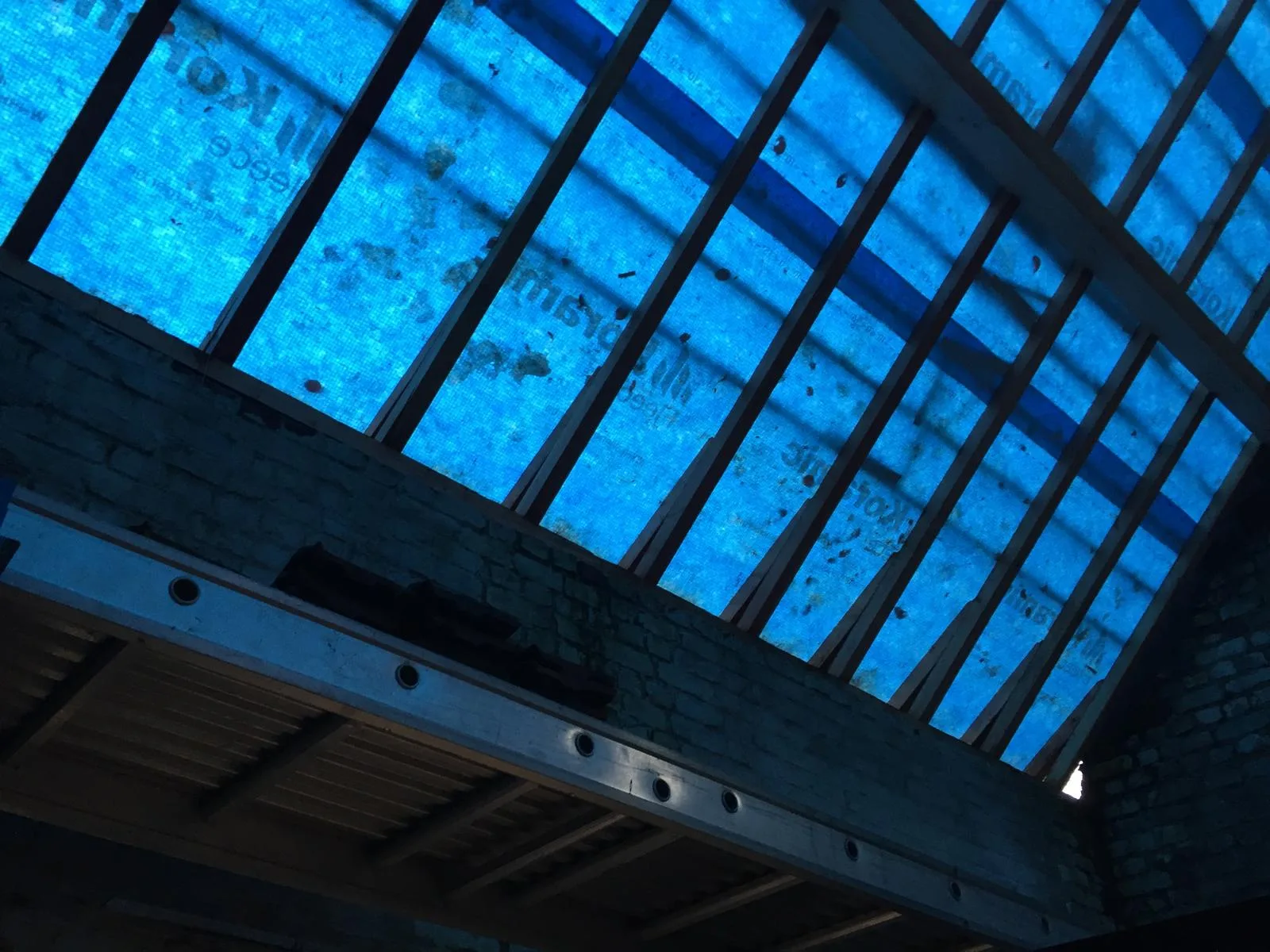Dakrenovatie met geometrische lichtpanelen