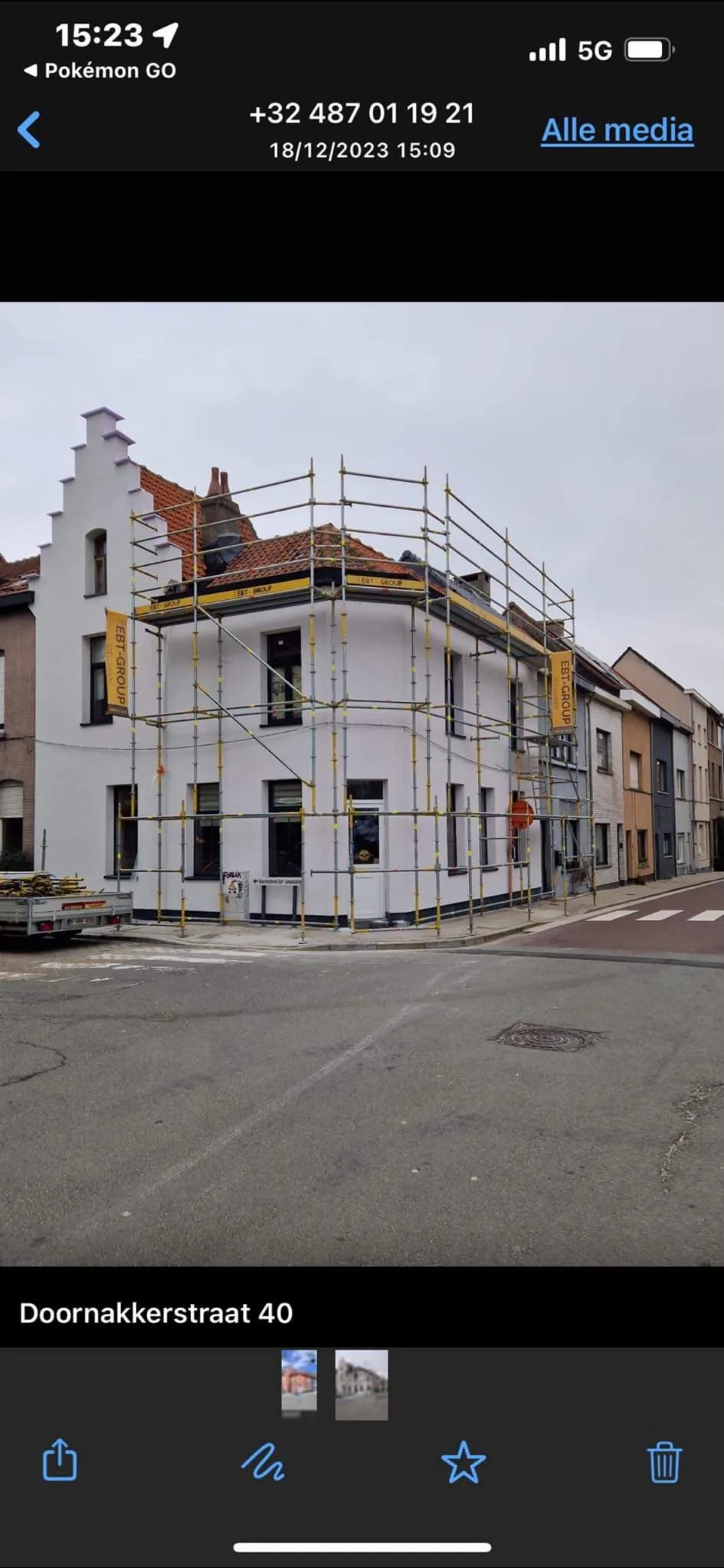 Dakwerken aan woning met bouwsteiger