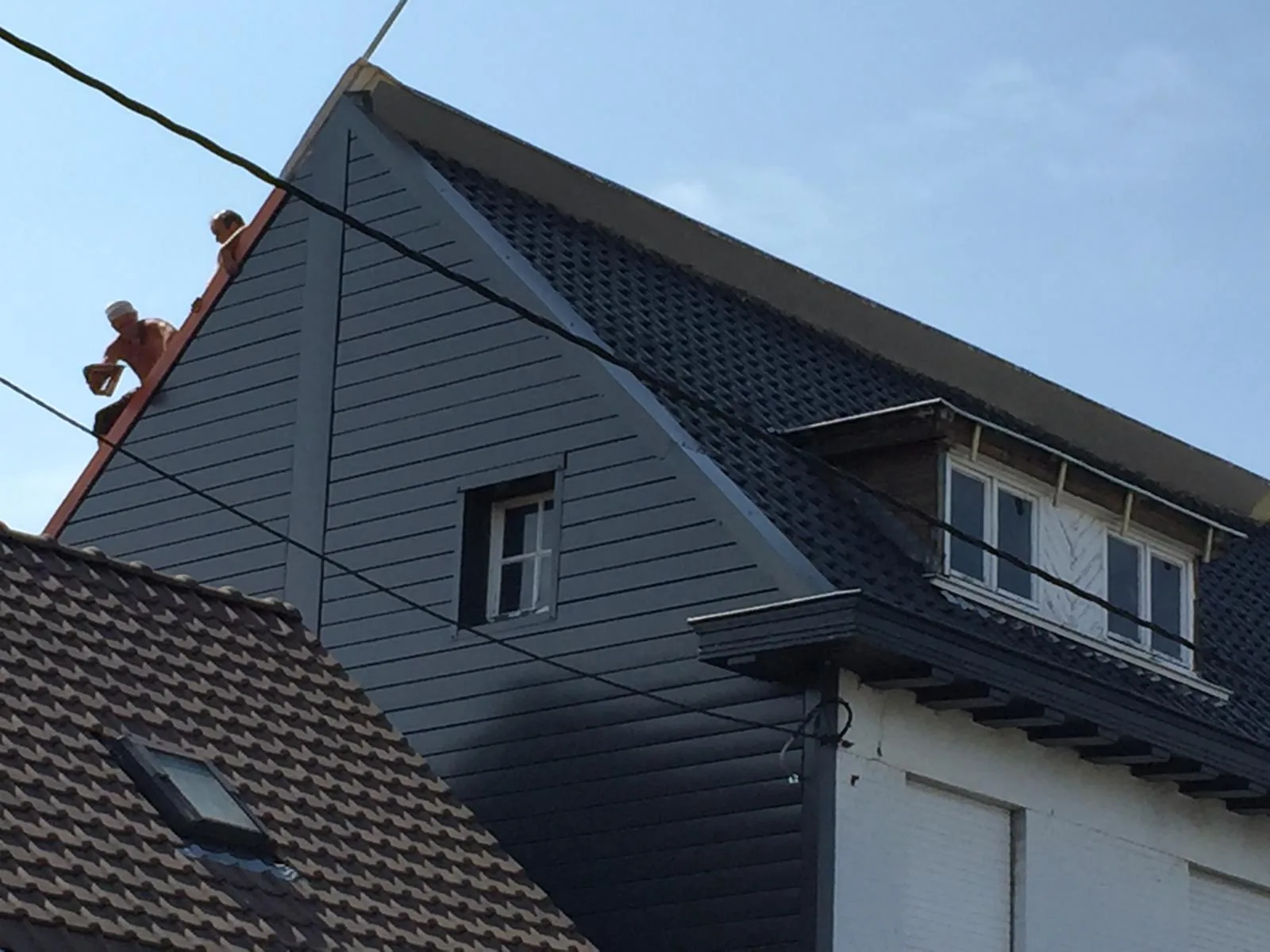 Hellend dak met dakwerkzaamheden