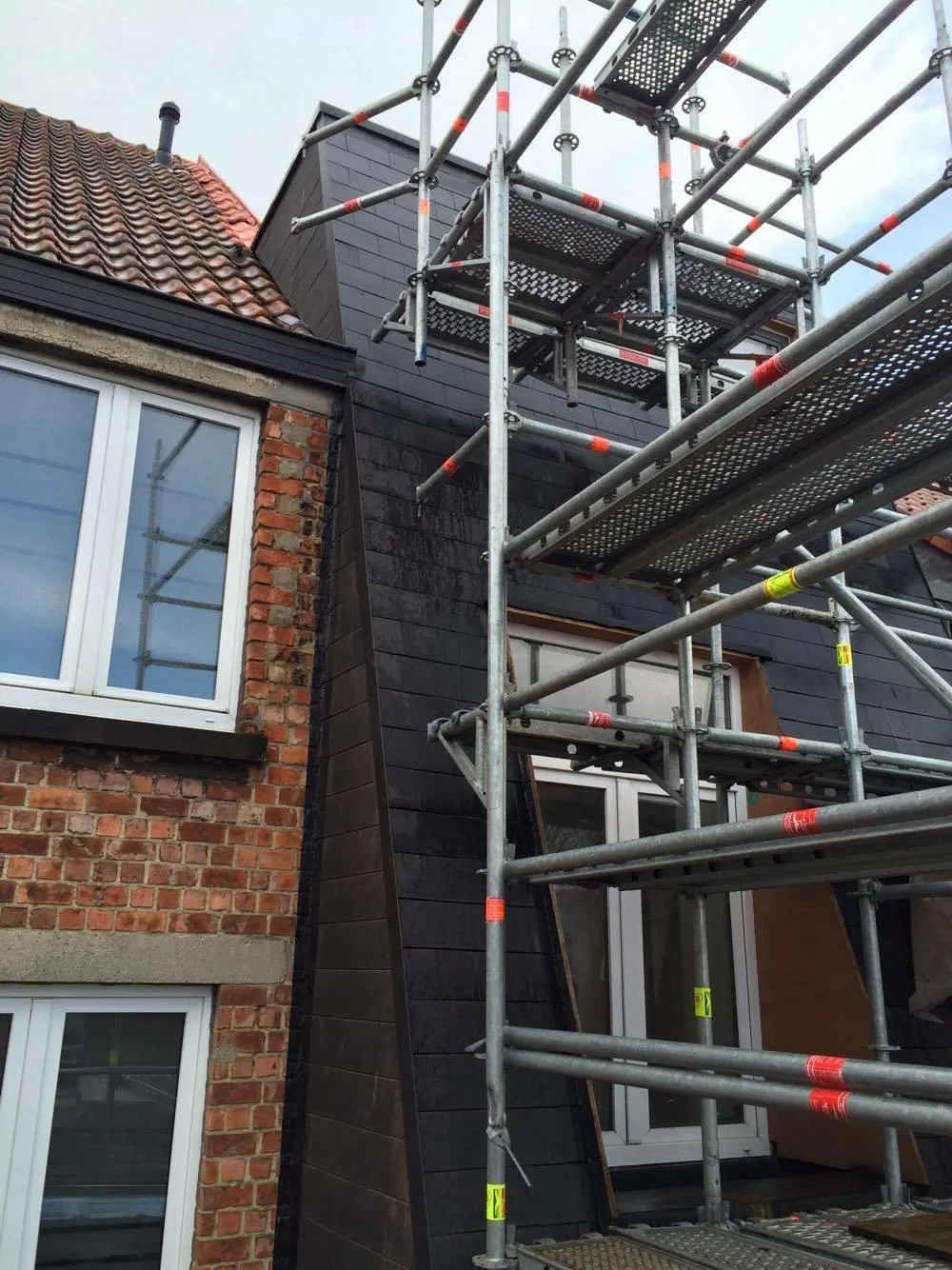 Dakwerk installatie op bakstenen woning