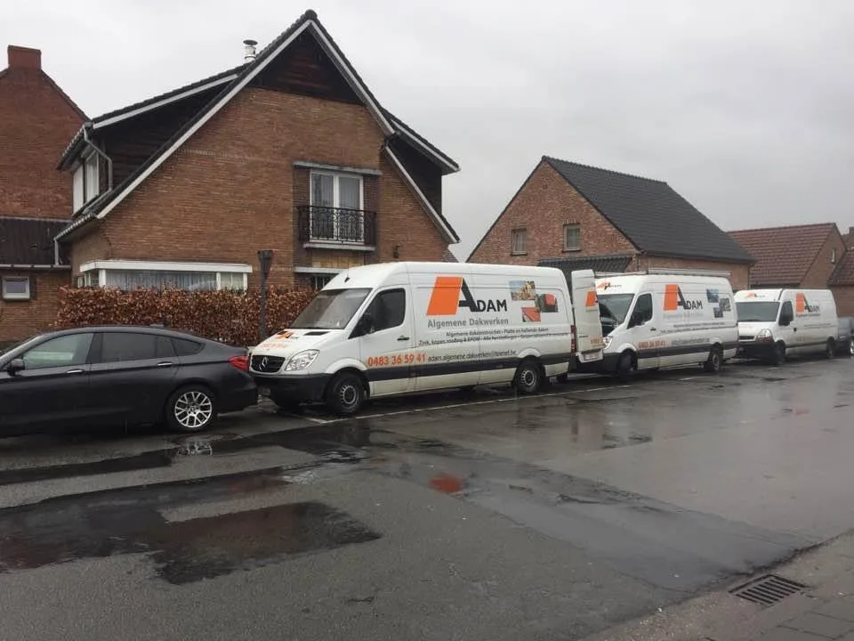 Adam Dakwerken voertuigen bij woningproject
