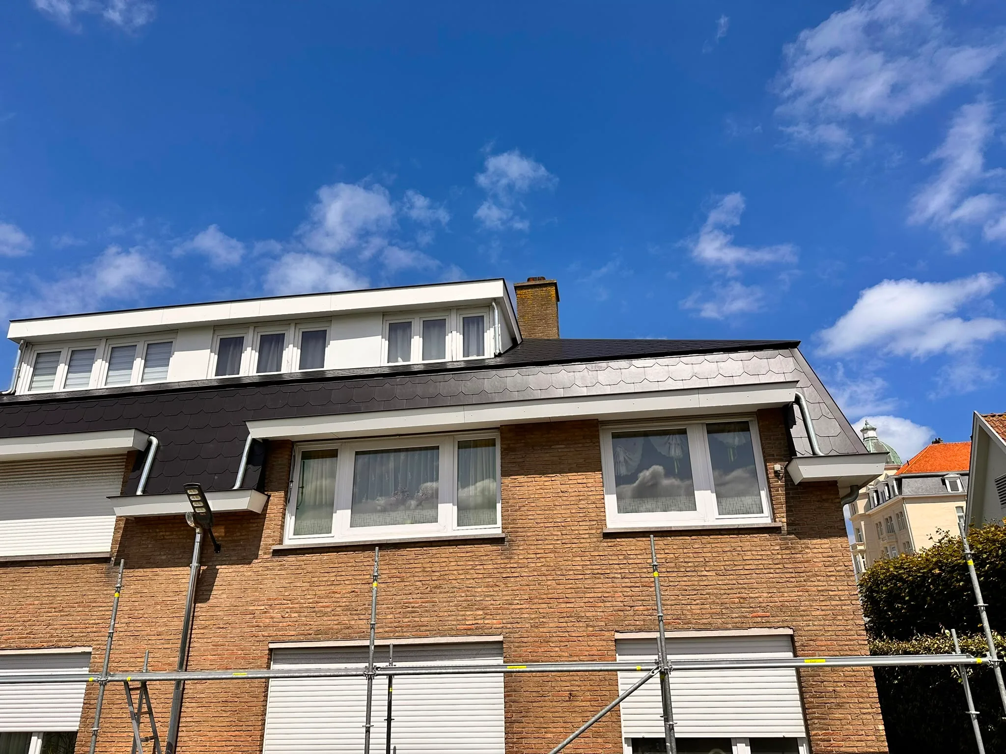Bakstenen woning dakrenovatie in uitvoering