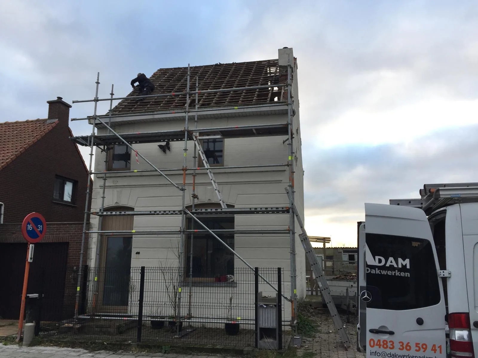 Zonnepanelen geïnstalleerd op dak woonhuis