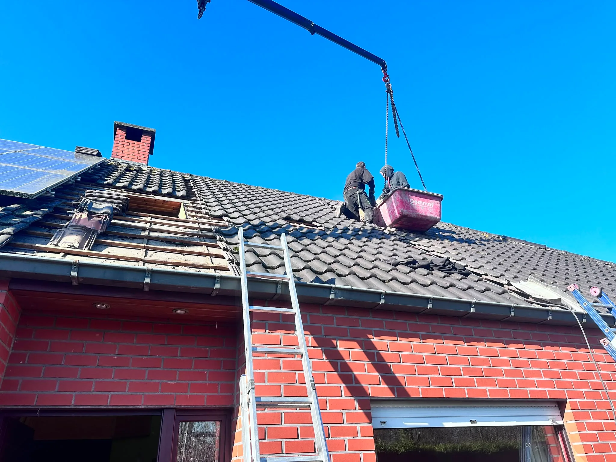 Daksaneringswerk met kraanondersteuning op bakstenen woning