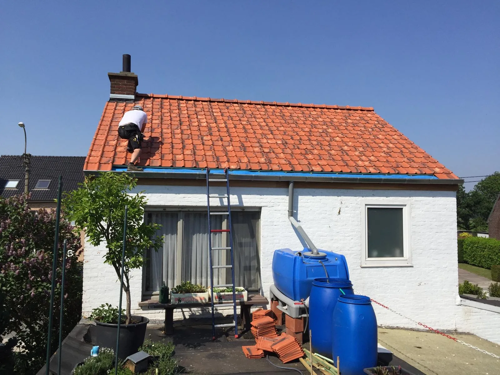 Nieuw rood dak op woonhuis afgewerkt