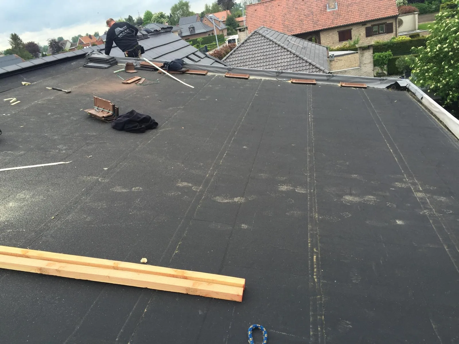 Platte dak renovatie met zwart bitumen