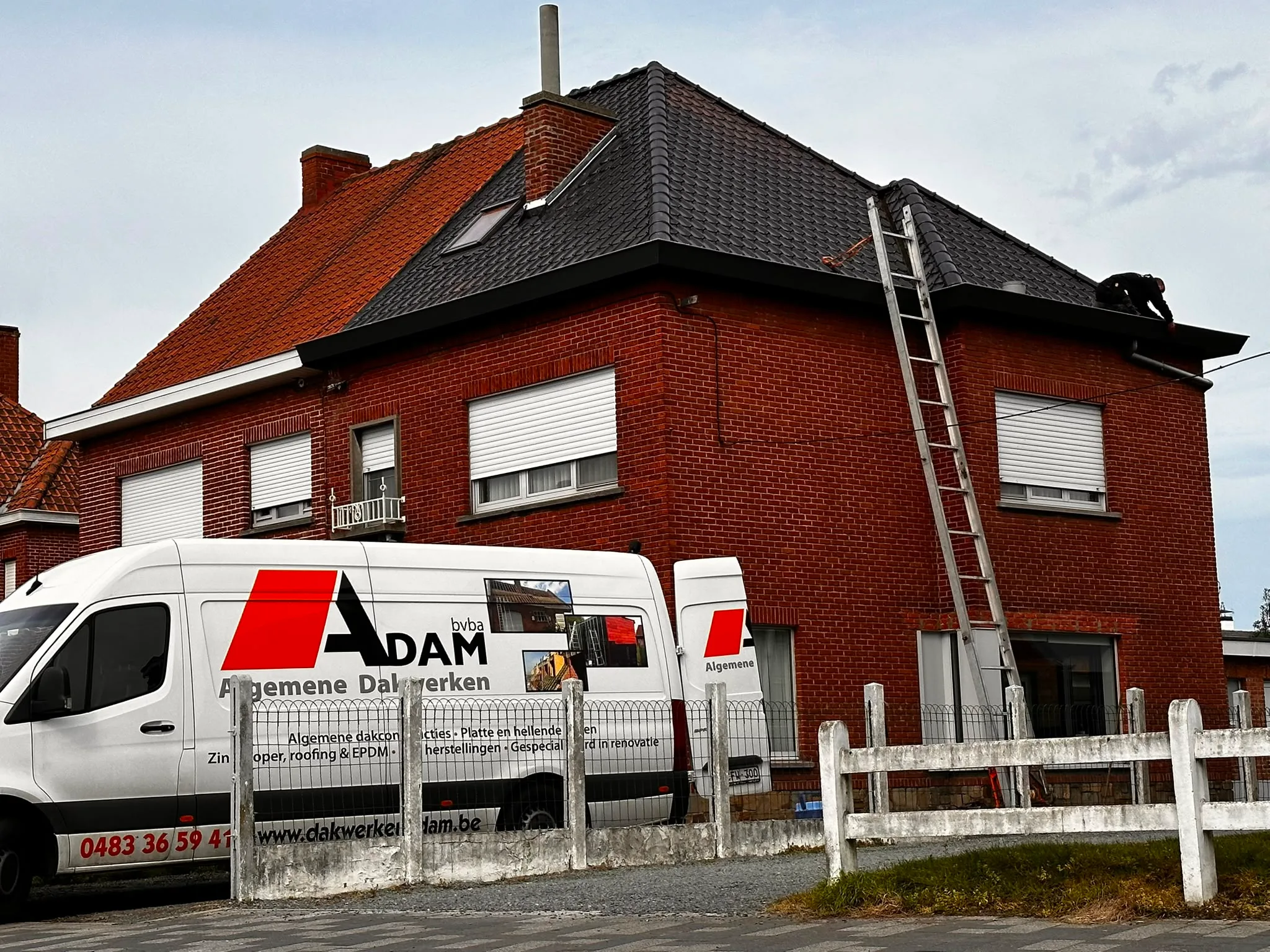 Dak gerenoveerd op rode bakstenen woning