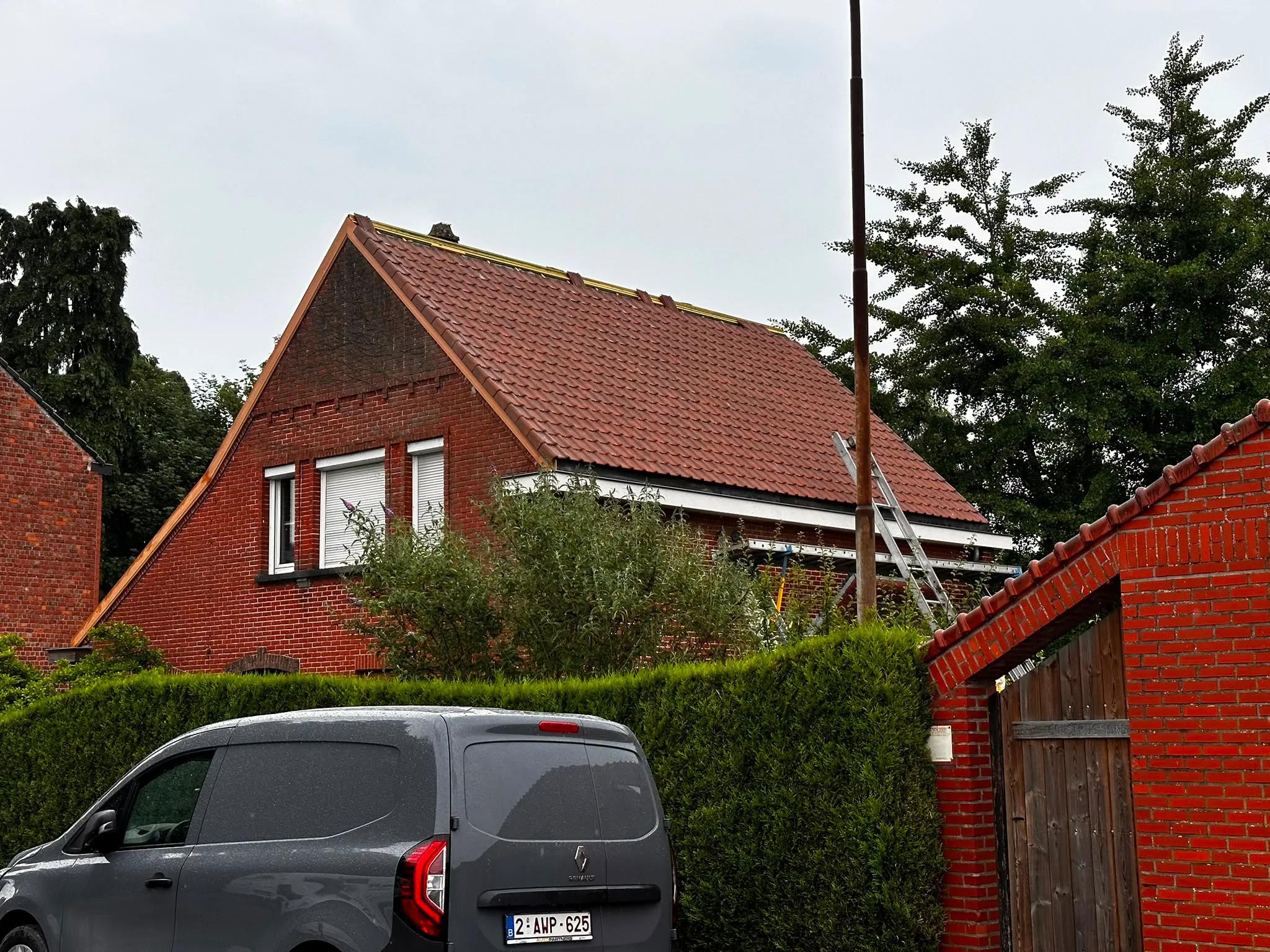 Bakstenen woning met gerenoveerd dak