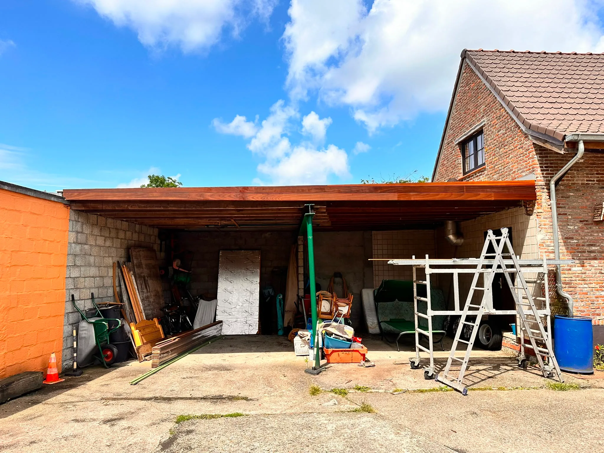 Dakwerk en carport verbouwing aan woning