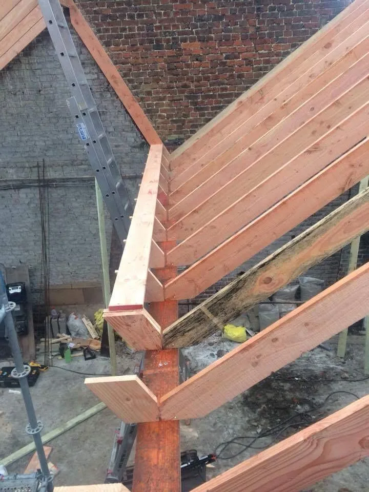 Dakwerk in aanbouw met houten balken