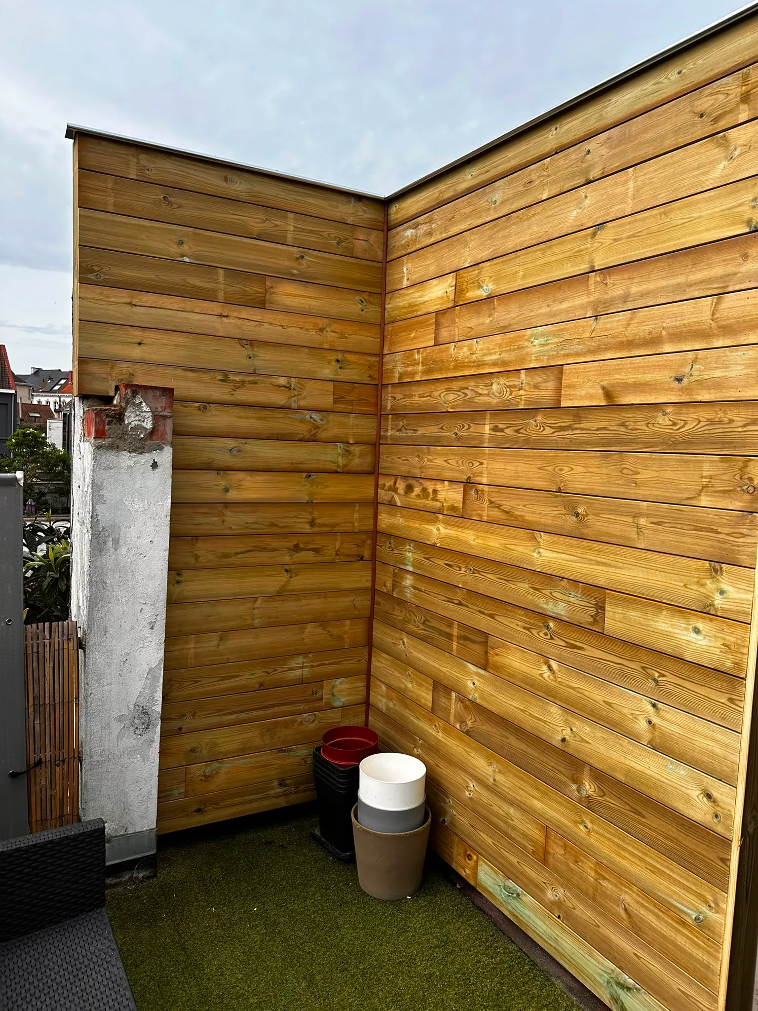 Moderne houten aanbouw met horizontale planken