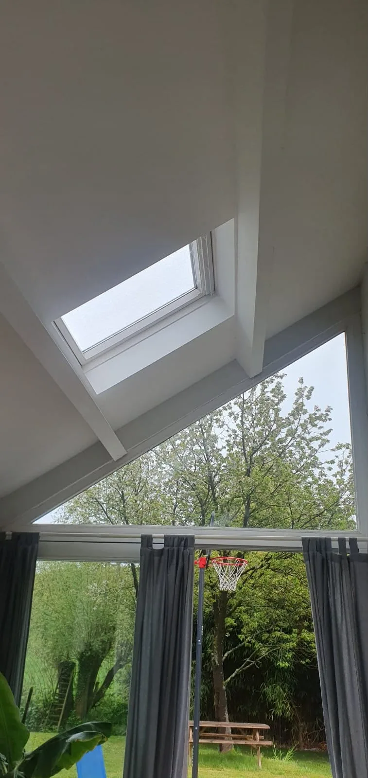 Moderne woning met grote dakvensters en glazing