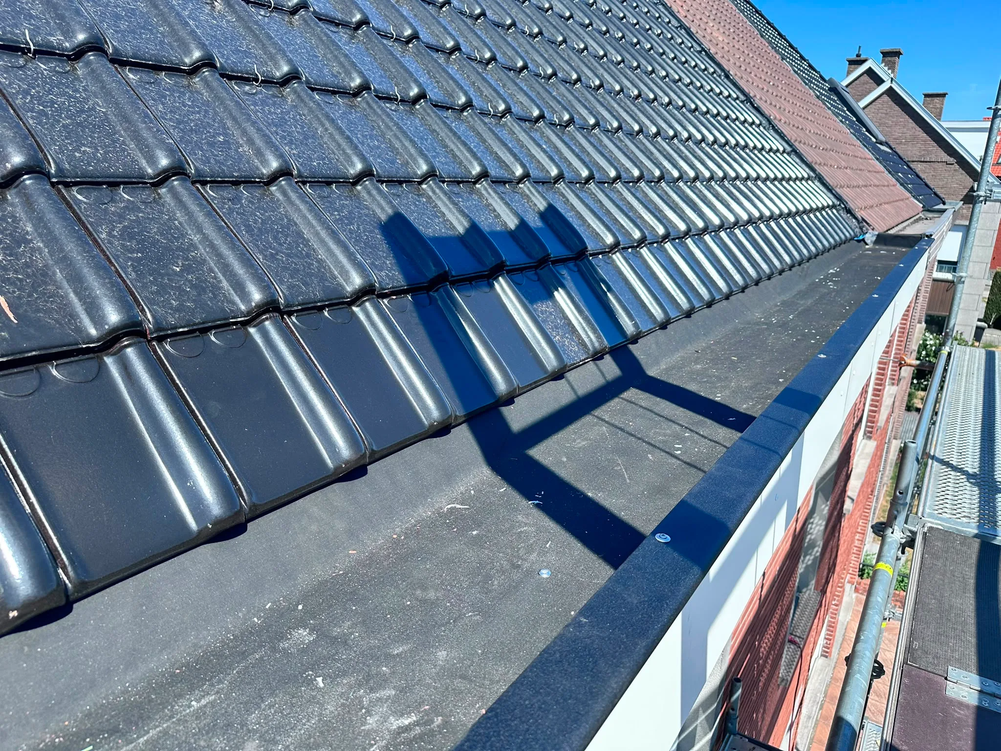 Afgewerkt dak met grijze dakpannen