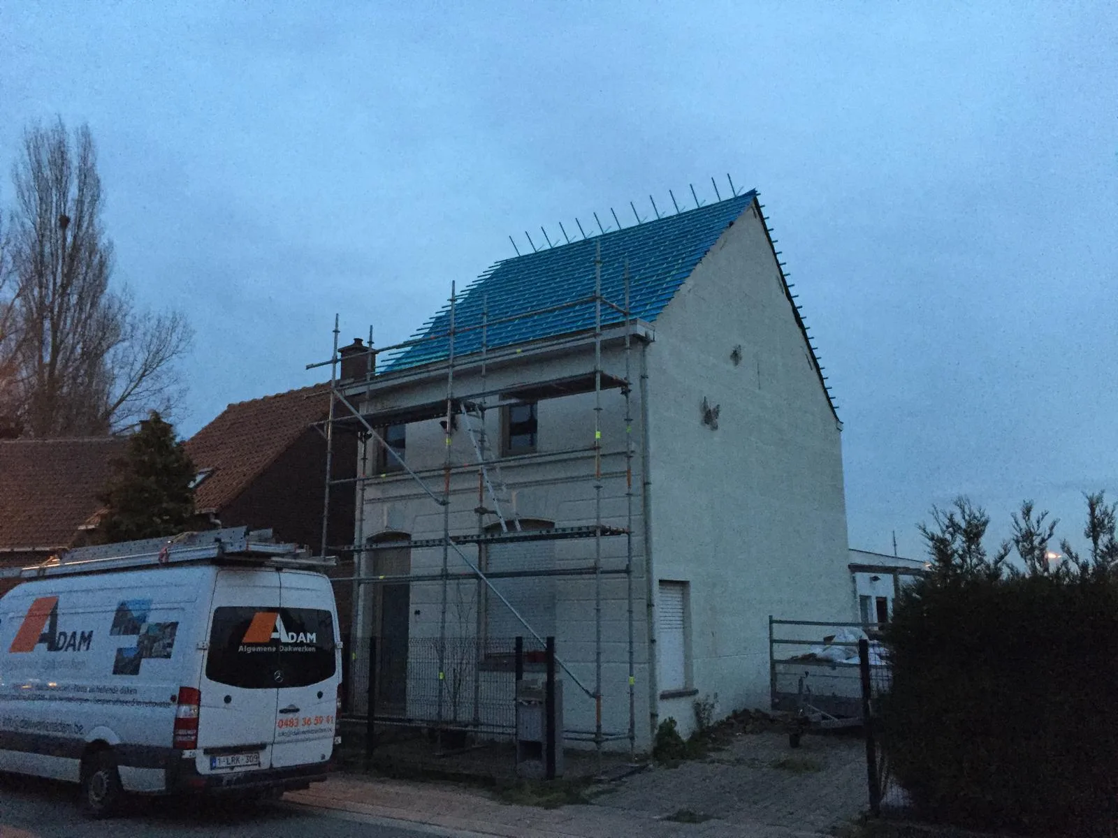 Dakrenovatie woning met nieuw blauwe dak