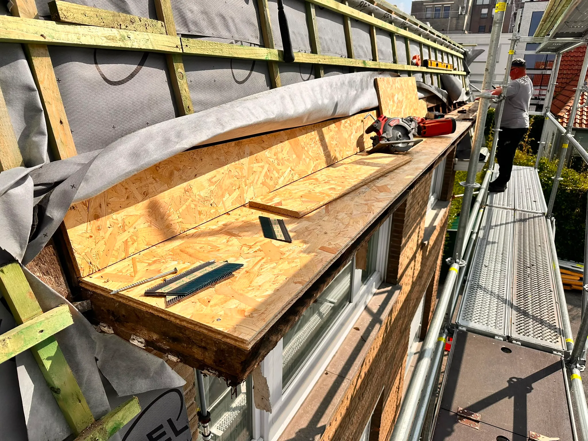 Voorbereiding dakwerk met houten ondersteuning