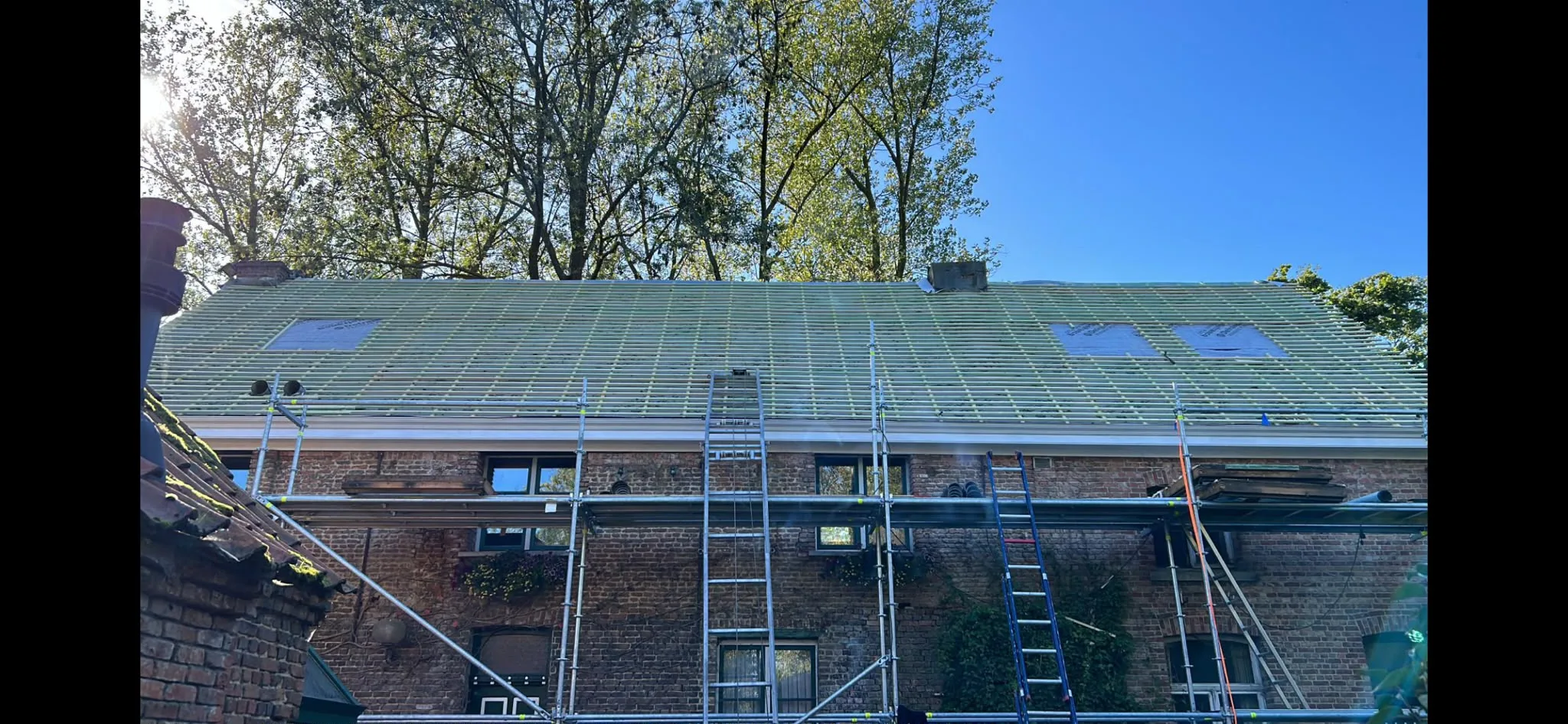 Dakrenovatie met zonnepaneelinstallatie in uitvoering