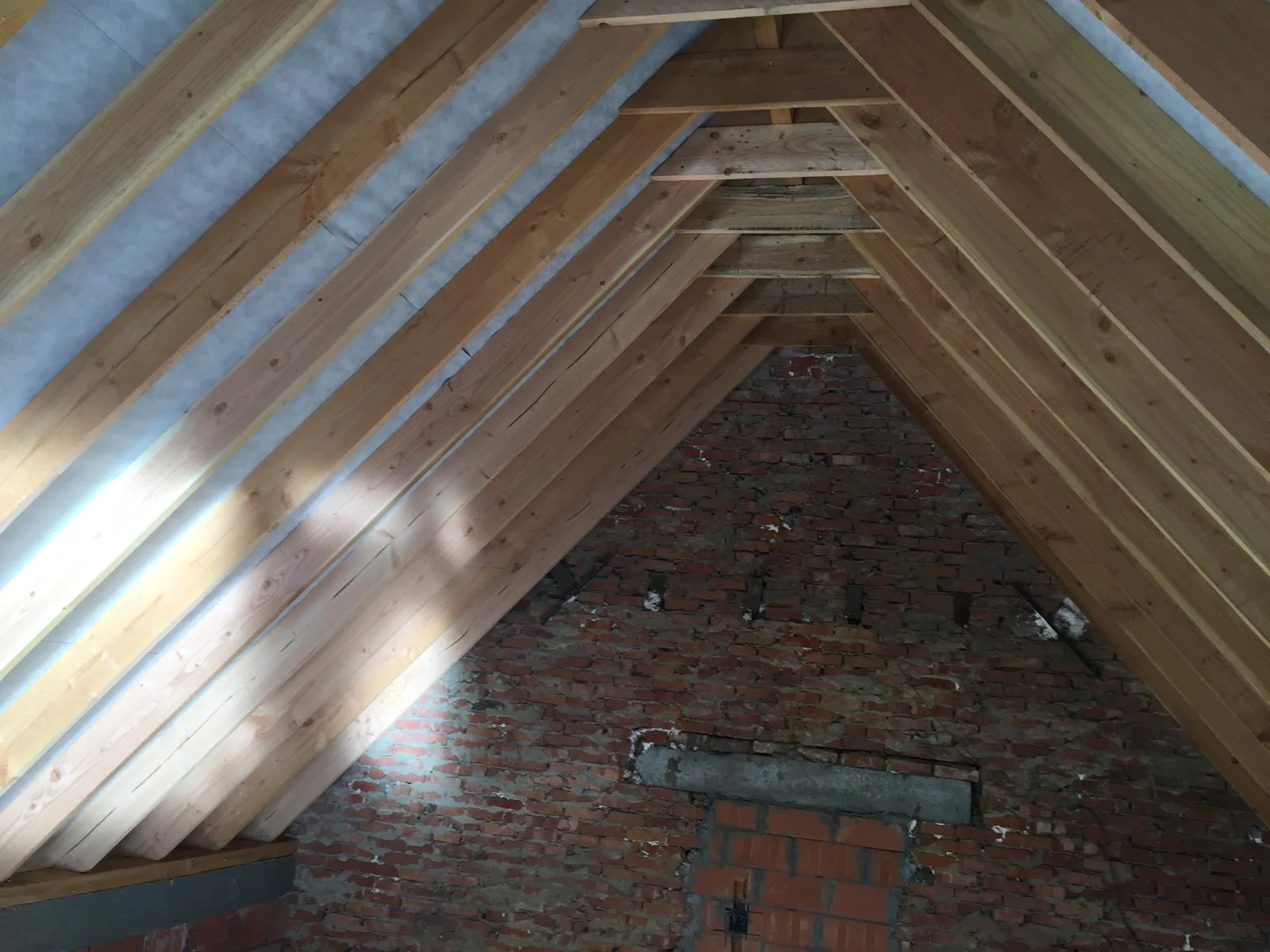 Dakconstructie met houten spanten en isolatie