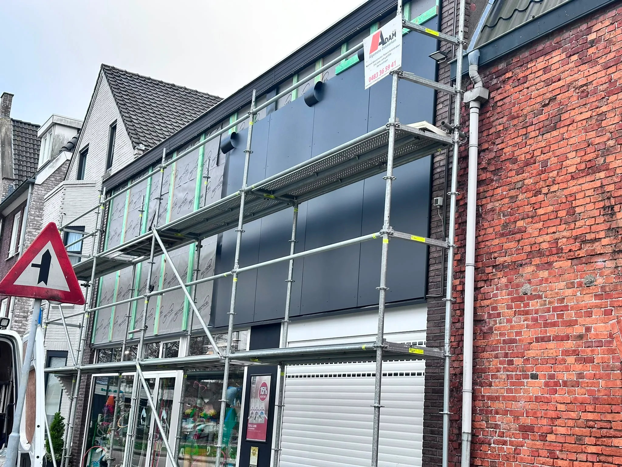 Woonpand onder renovatie met steiger