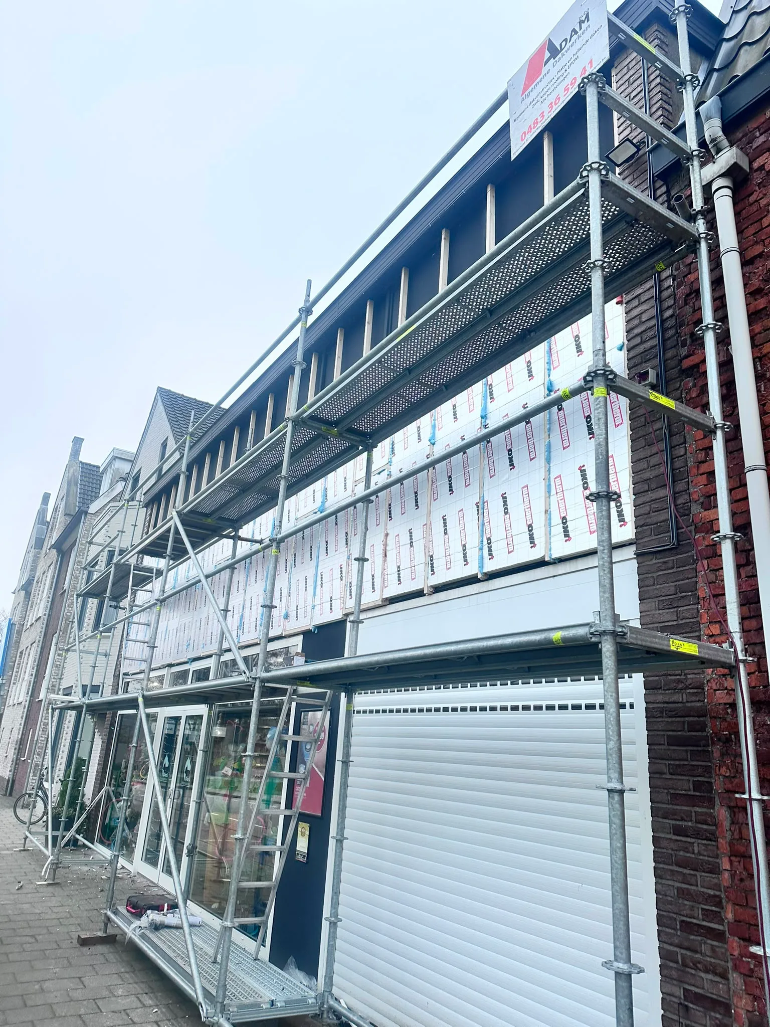 Gevelrestauratie met steigering en bescherming