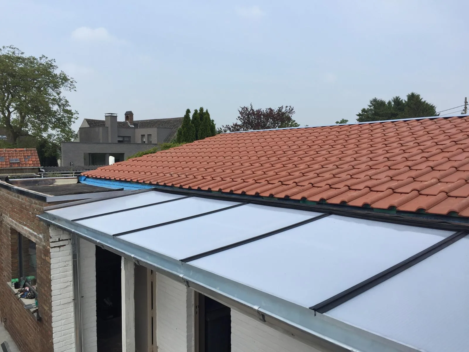 Moderne dakopbouw met glazen panelen