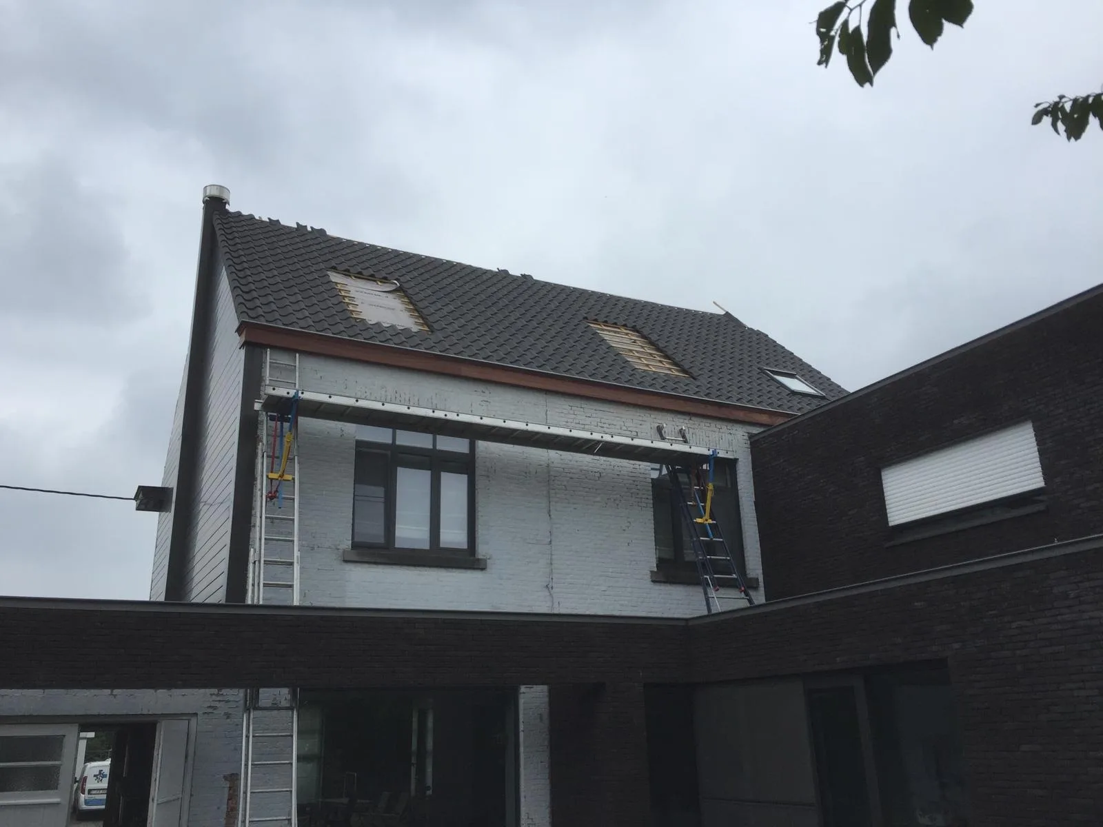 Nieuw zwart dak met daklichten