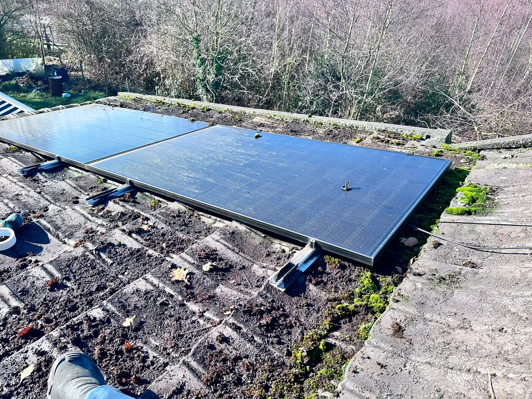 Zonnepanelen op verheven constructie