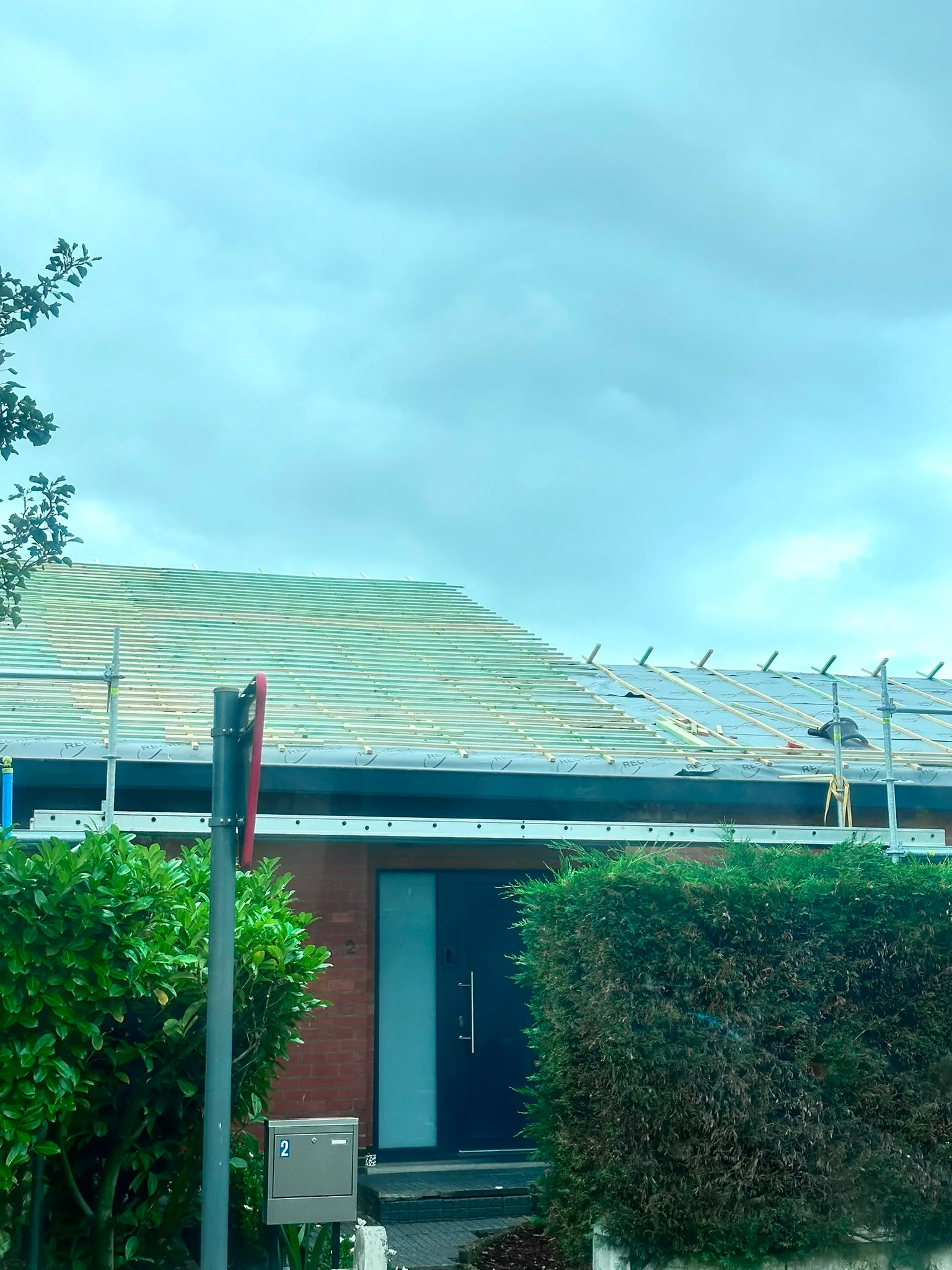 Dakrenovatie in voortgang op woning